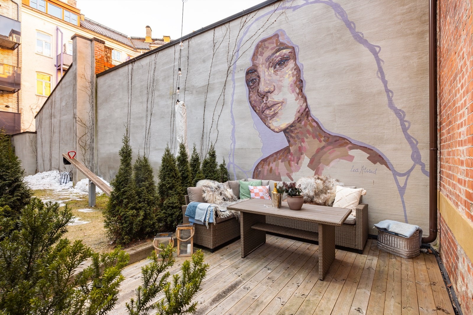 Koselig terrasse hvor du kan nyte solfylte dager og lune kvelder Galleribilde