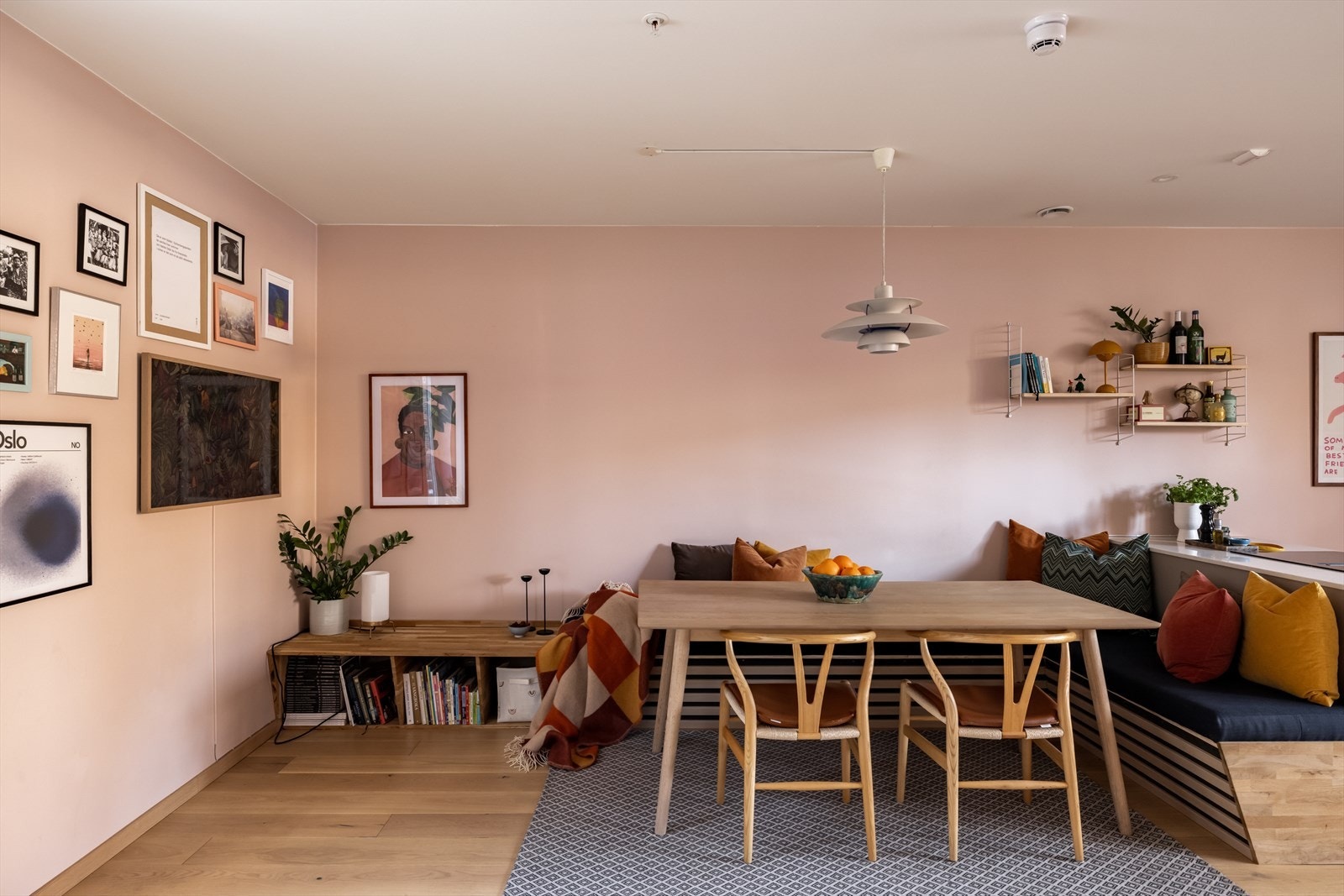 Dette er en bolig med masse historie og var opprinnelig en stall fra 1897 før den ble innredet til bolig i 2021 Galleribilde