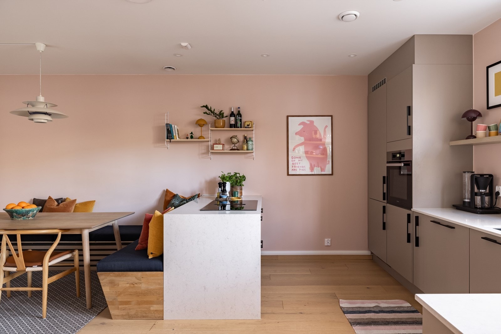 Gulvene er delikate med 1-stavs parkett Galleribilde