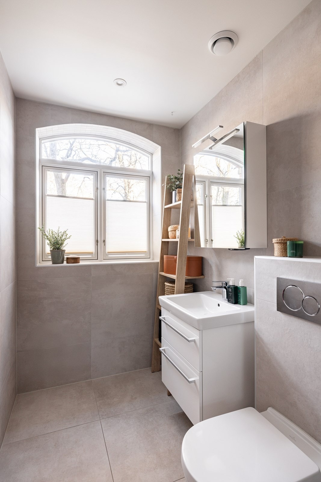 Baderomsinnredningen består av servantskap, speilskap, dusjsone og toalett Galleribilde