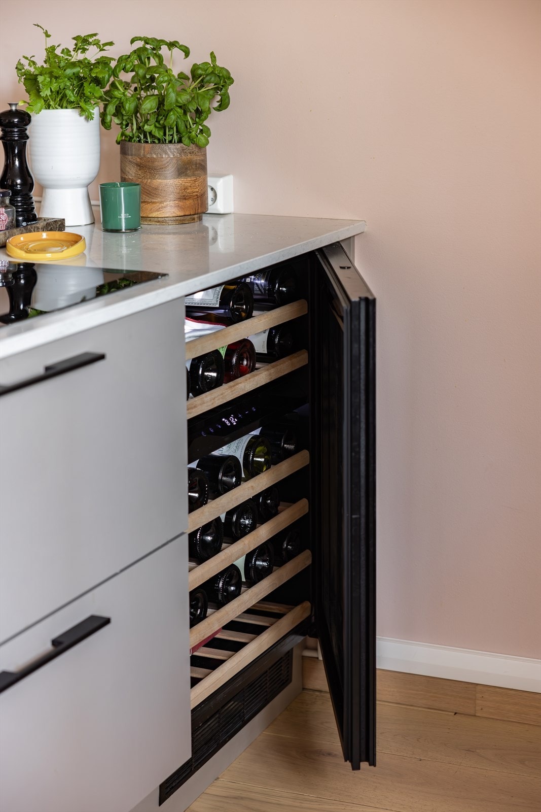 Det er satt inn et flott vinskap i kjøkkenøyen Galleribilde