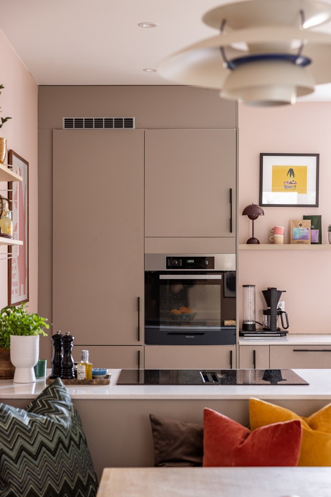 Kjøkkenet er velutstyrt med integrerte hvitevarer som oppvaskmaskin, stekeovn, induksjonstopp og kjøl- og fryseskap Galleribilde