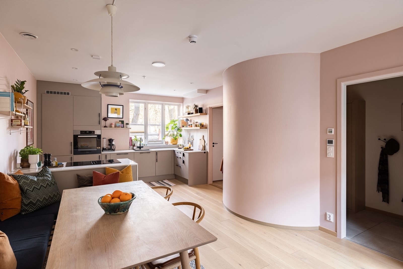 Den gjennomgående planløsningen og de store vindusflatene bidrar til rikelig med lysinnslipp Galleribilde