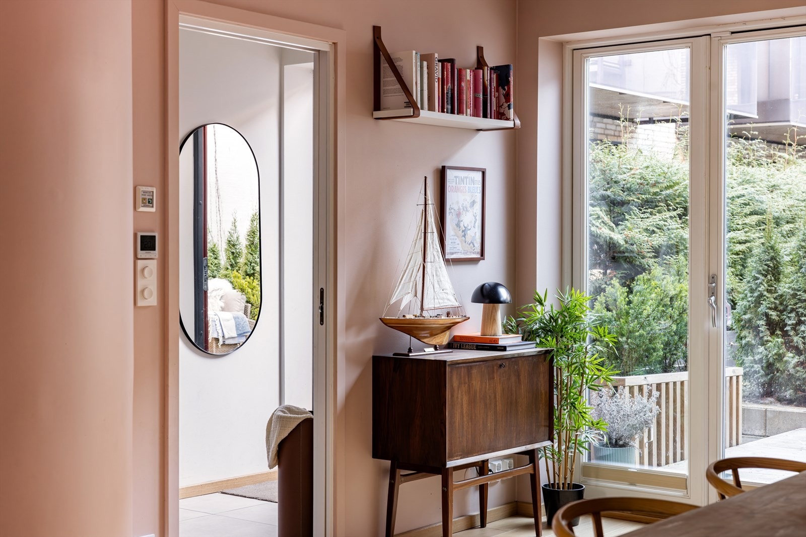 Velkommen inn - boligen er gjennomgående og byr på rikelig med lysinnslipp. Galleribilde