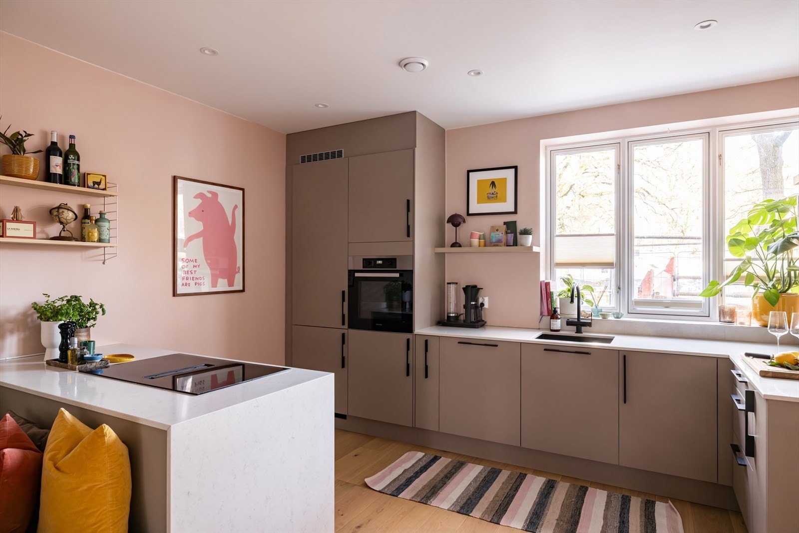 Innredningen består av benkeplate i steinkompositt og slette fronter i tidløse farger Galleribilde