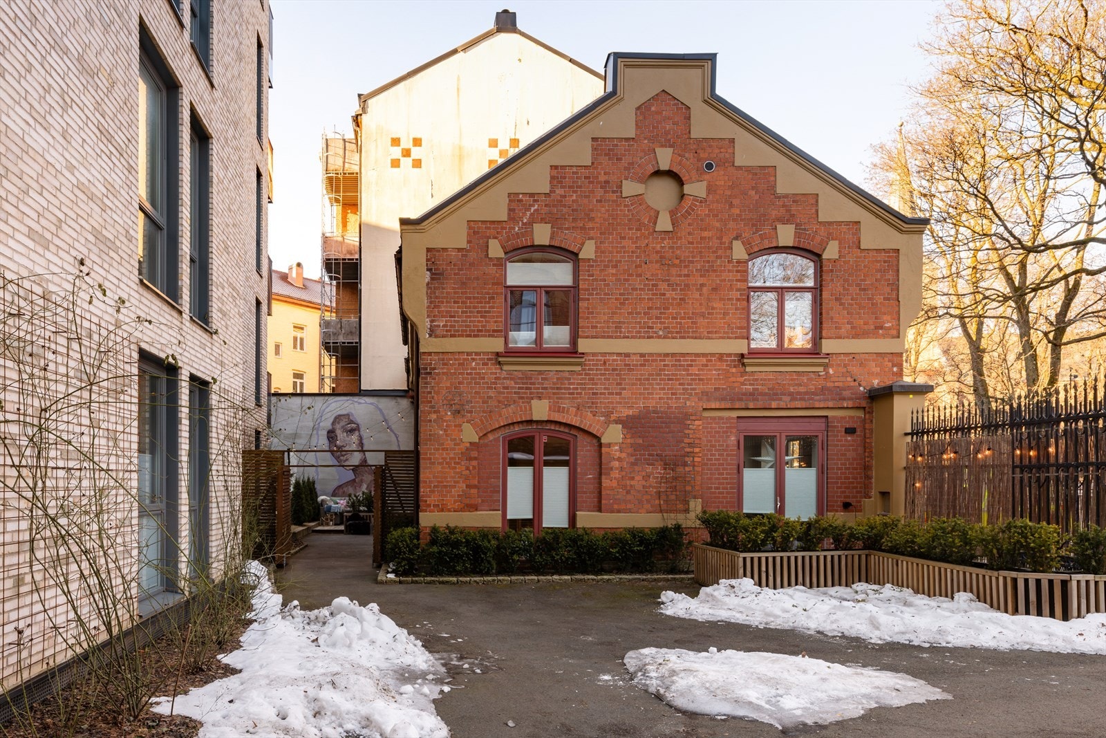 Boligen har en supersentral beliggenhet med kort avstand til offentlig transport, barnehager og skoler Galleribilde