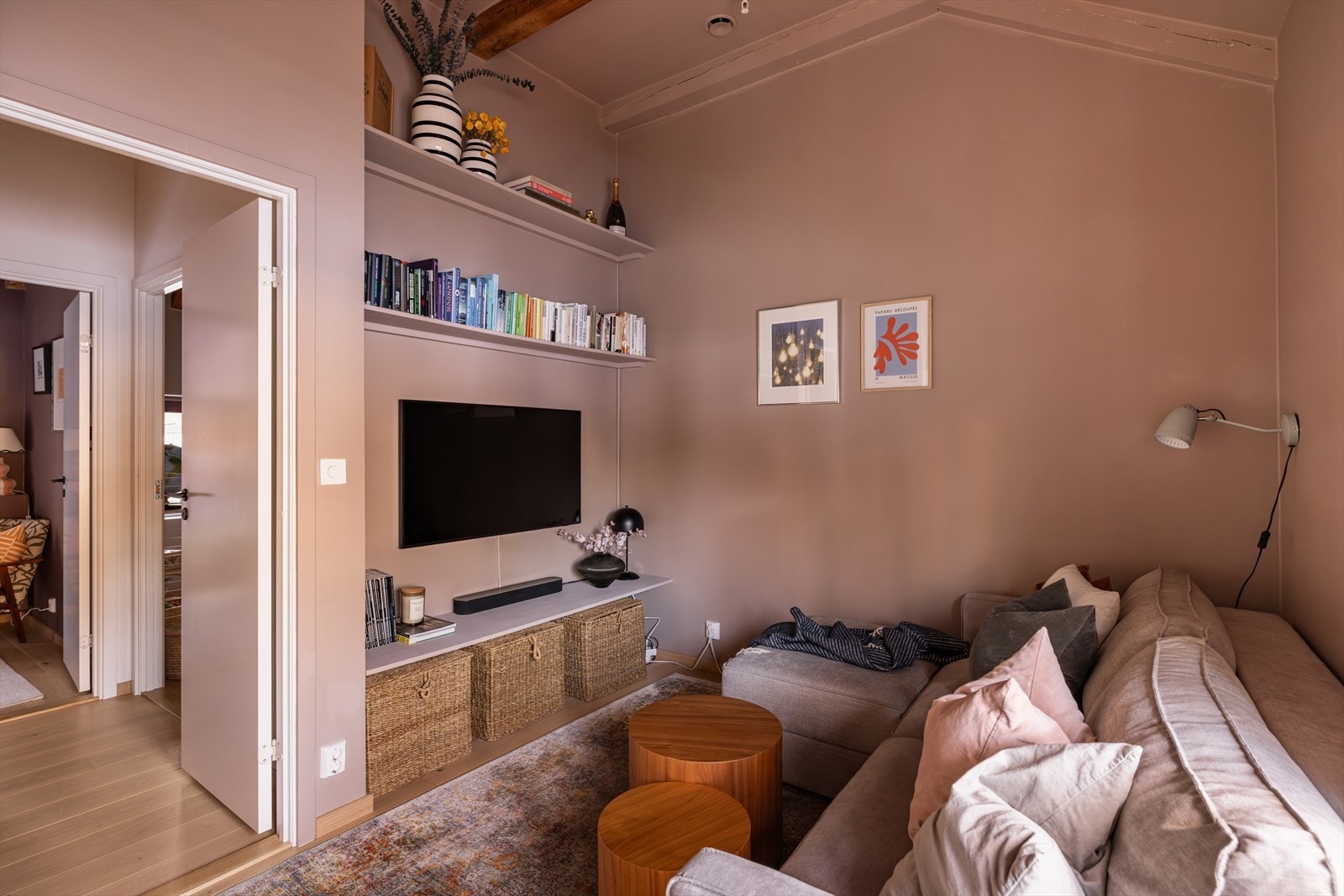 TV-stuen er tidligere brukt som soverom da stuen var nede sammen med kjøkken og spisestue Galleribilde