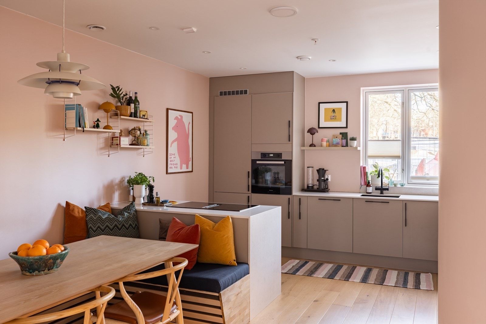 Kjøkkenet har en sosial løsning med god plass til ønsket spisebord Galleribilde