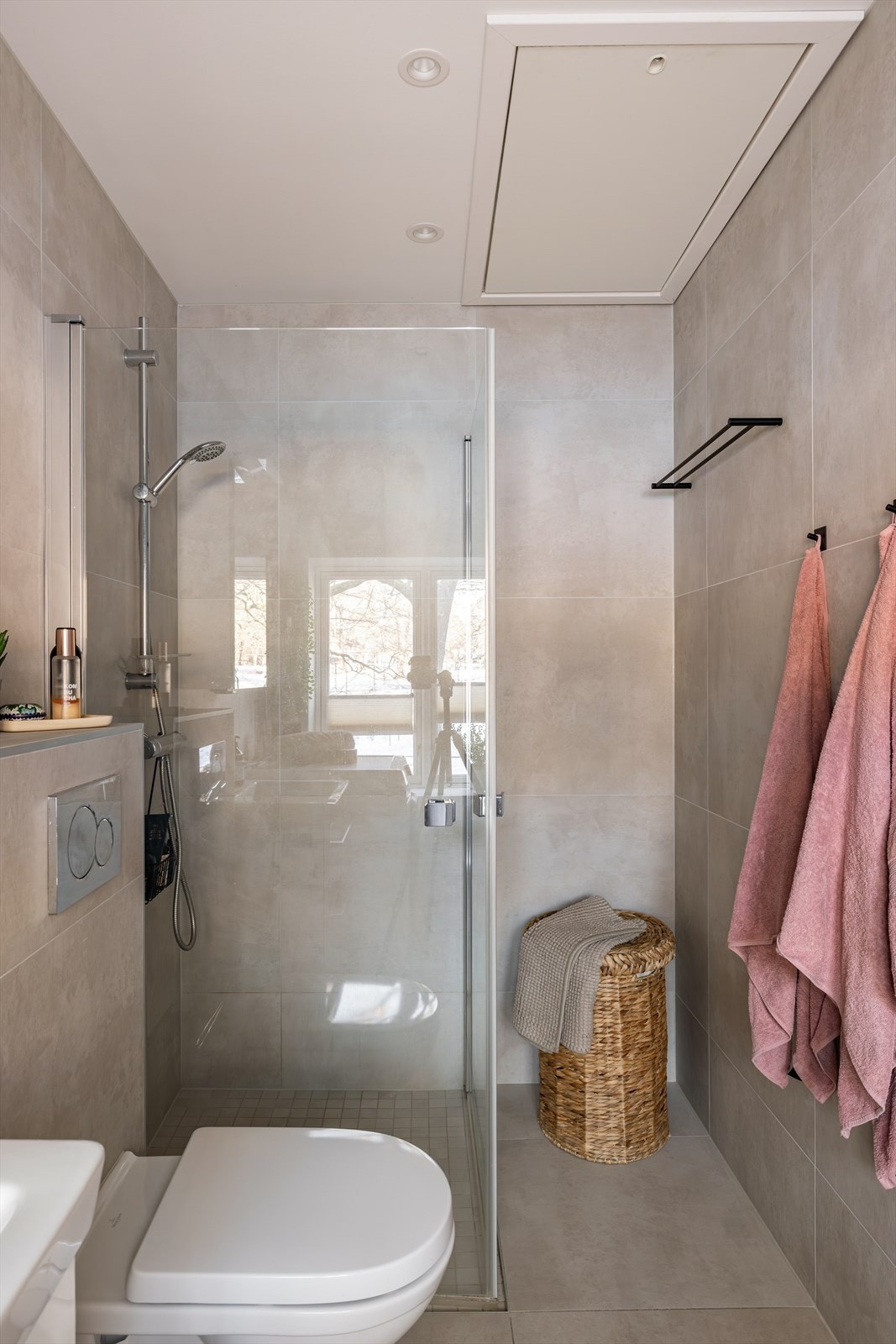 Pent flislagt bad med varmekabler og downlights i taket Galleribilde