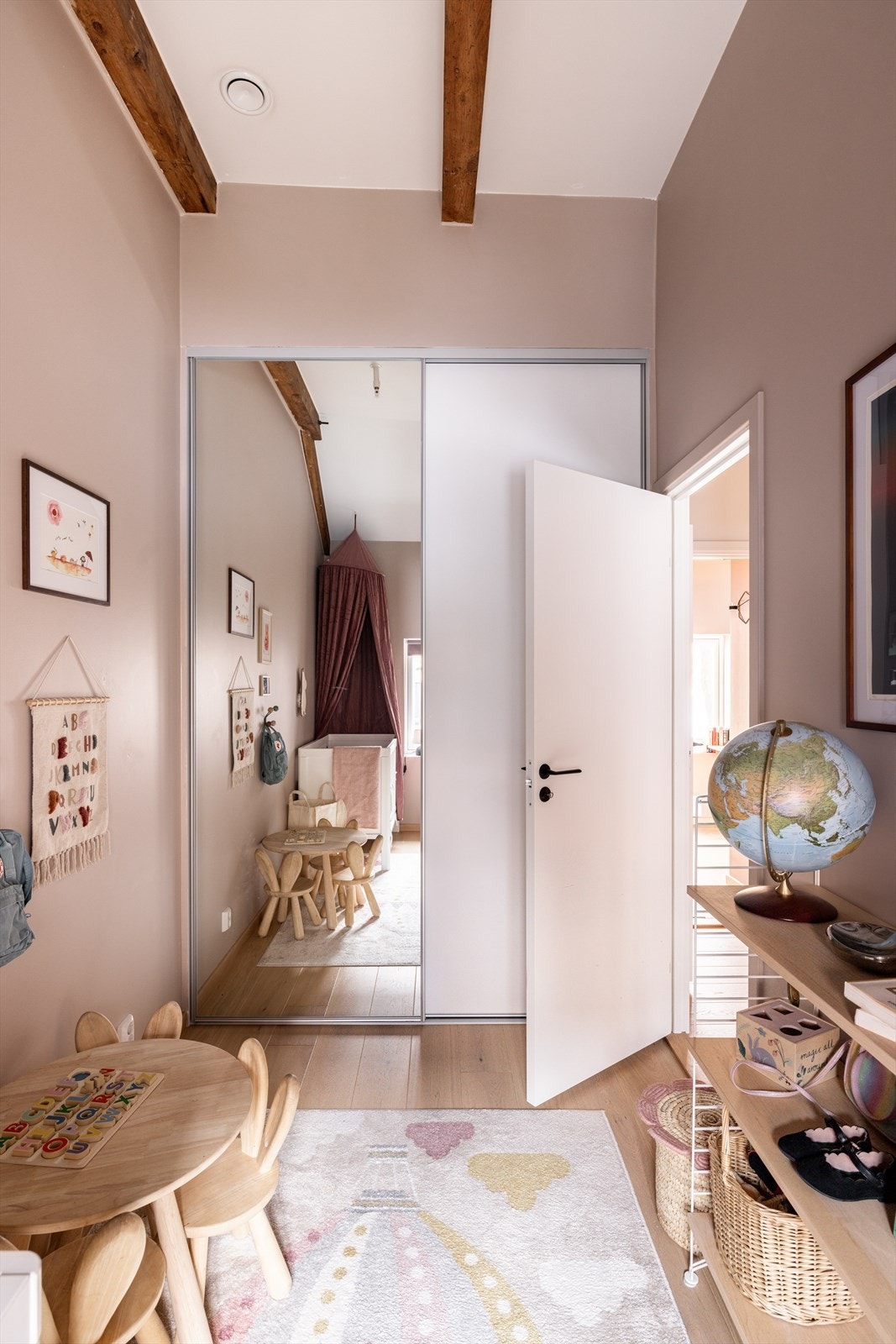 Romslig garderobeskap medfølger Galleribilde