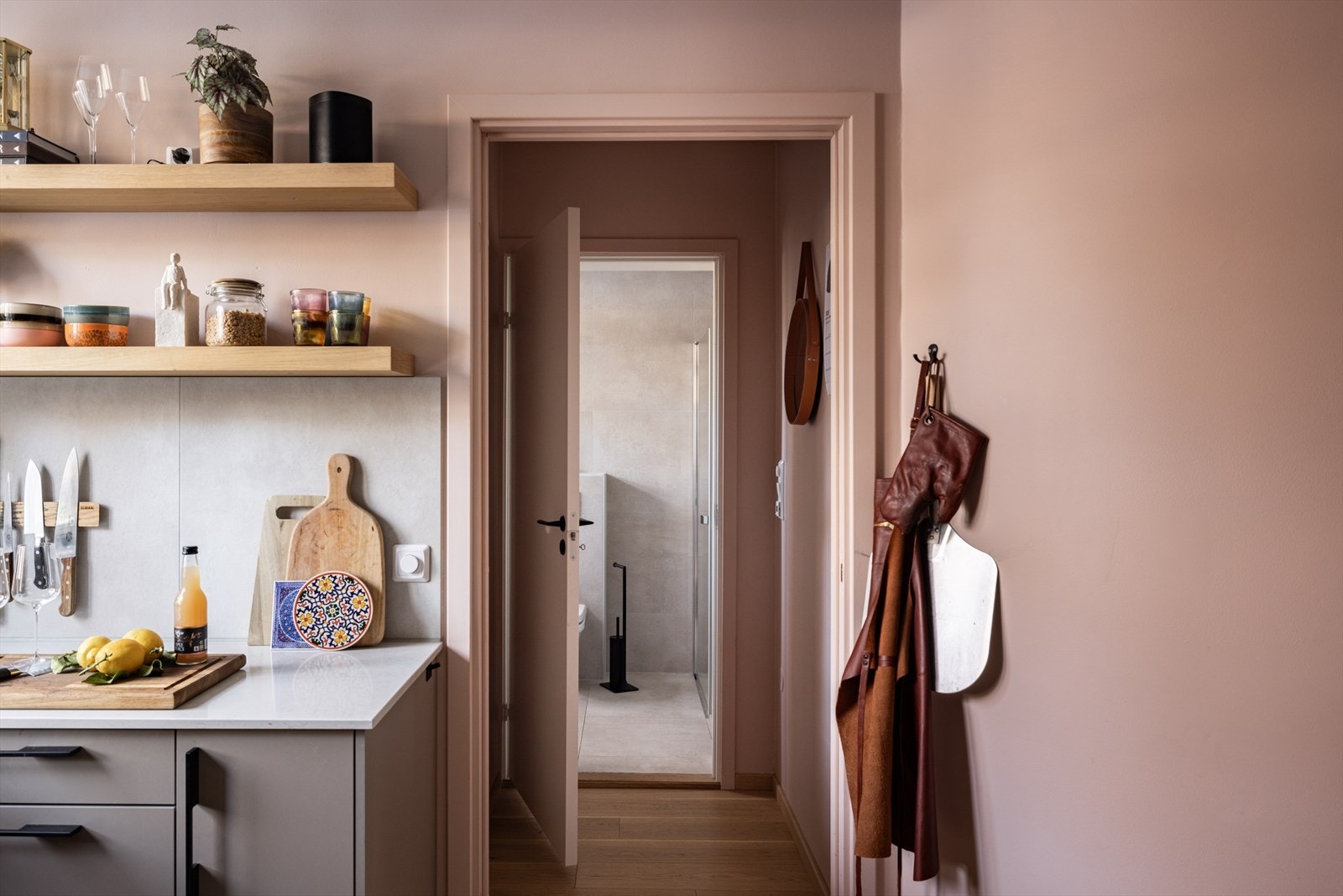 Boligen har to romslige bad, en i hver etasje Galleribilde