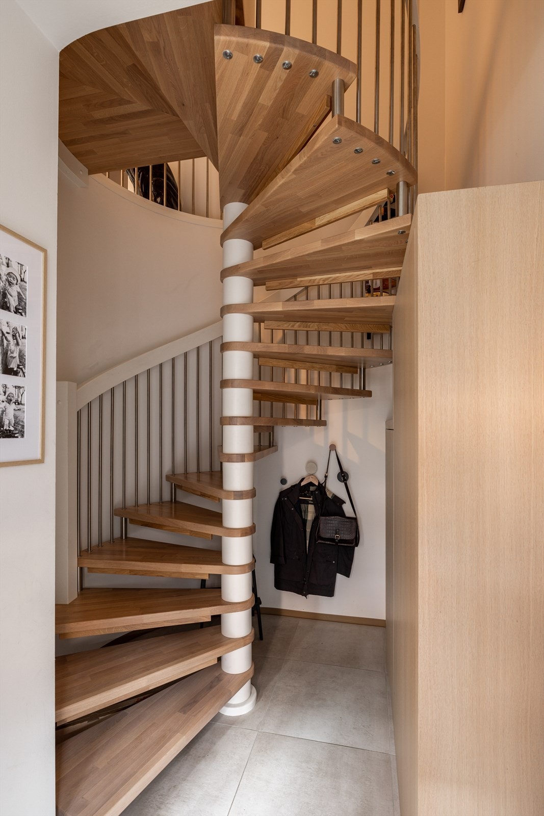Lekker spiraltrapp opp til 2. etasje Galleribilde