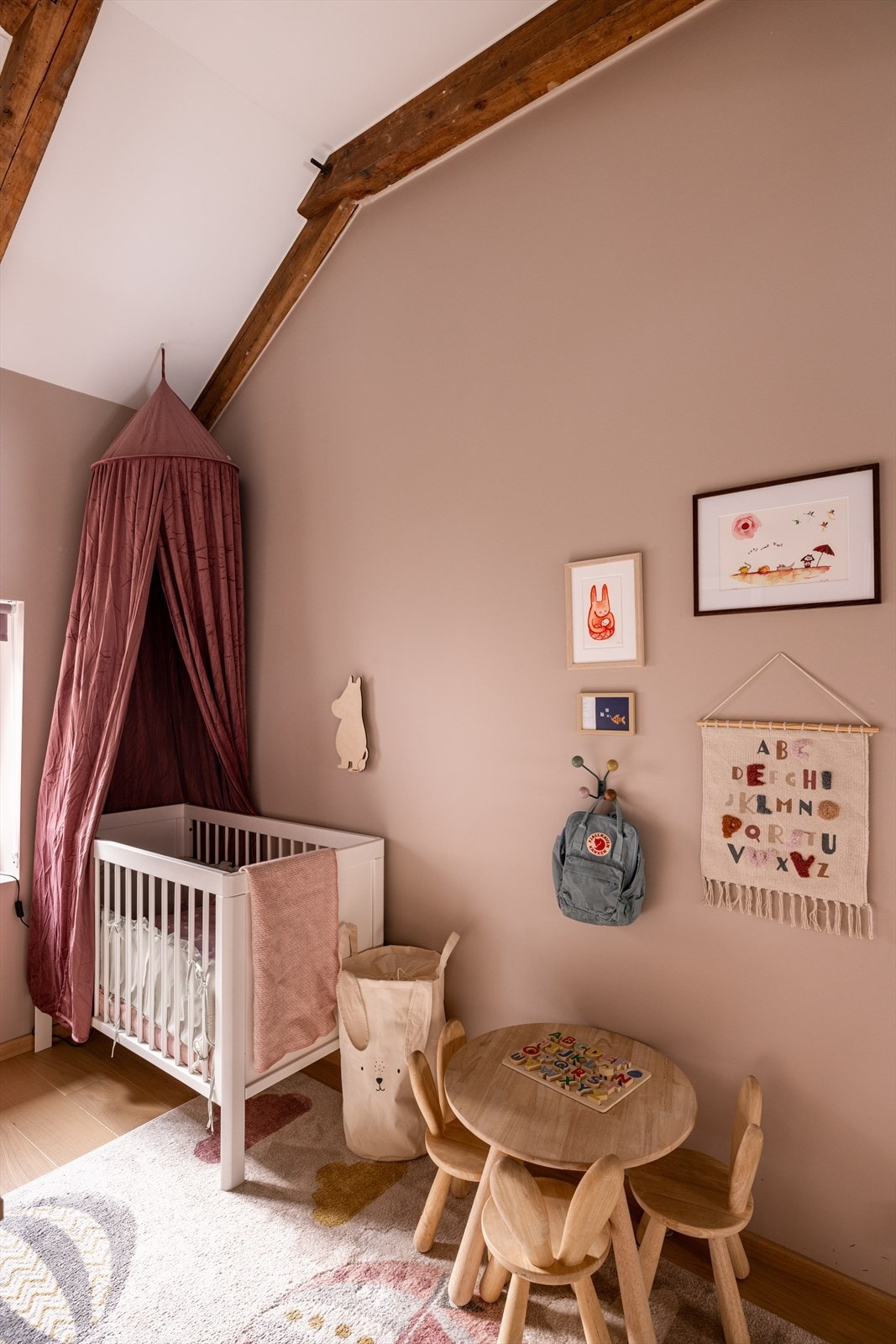 Den gode takhøyden er gjennomgående for leilighetens mange rom Galleribilde