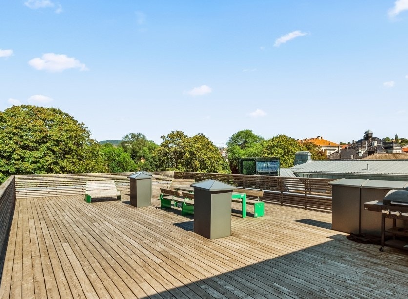 Tilgang til solrik takterrasse med utsikt Galleribilde