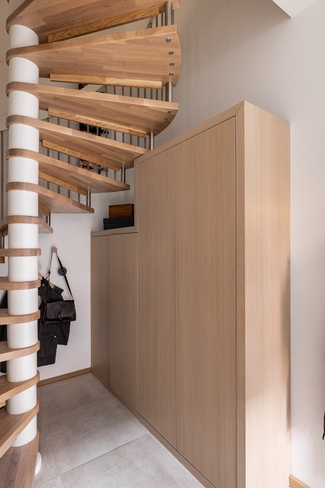 Under trappen har du plass til oppbevaring i plassbygd skap Galleribilde