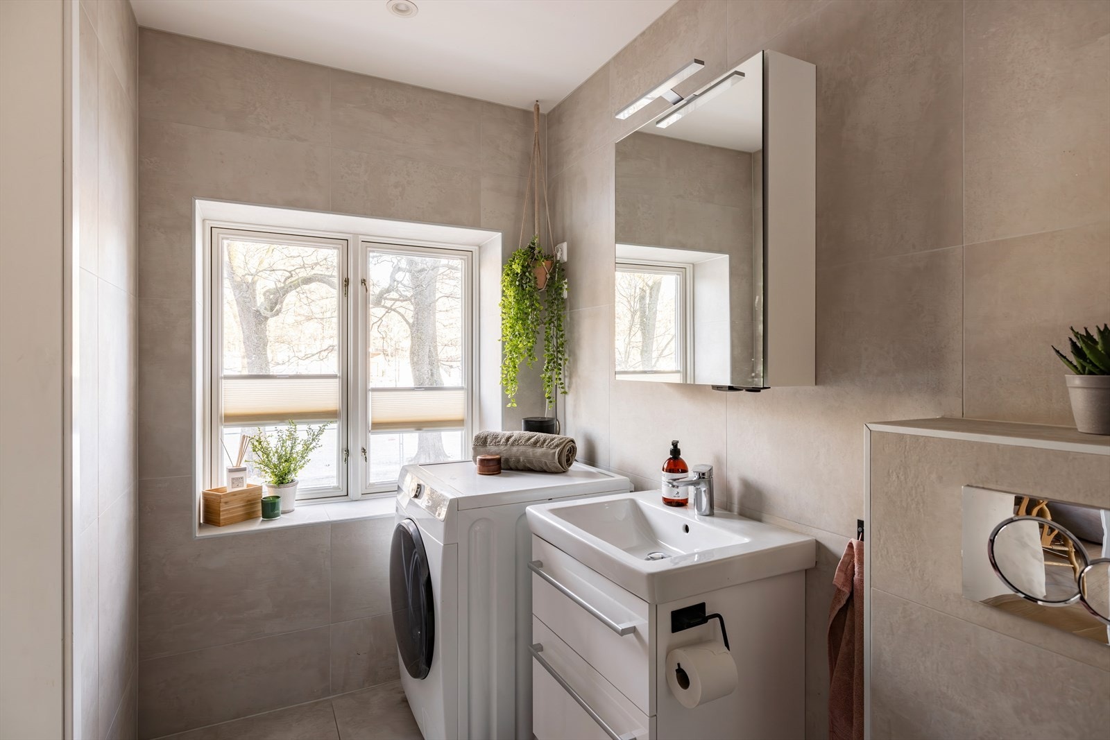 Lyst og pent flislagt bad fra 2021 med gulvvarme Galleribilde