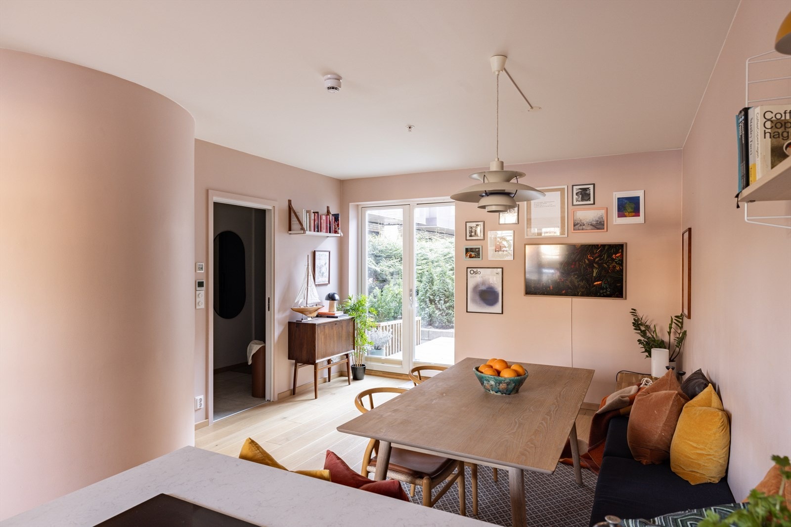 Det er gode muligheter for å flytte stuen ned slik at en får et ekstra soverom oppe Galleribilde