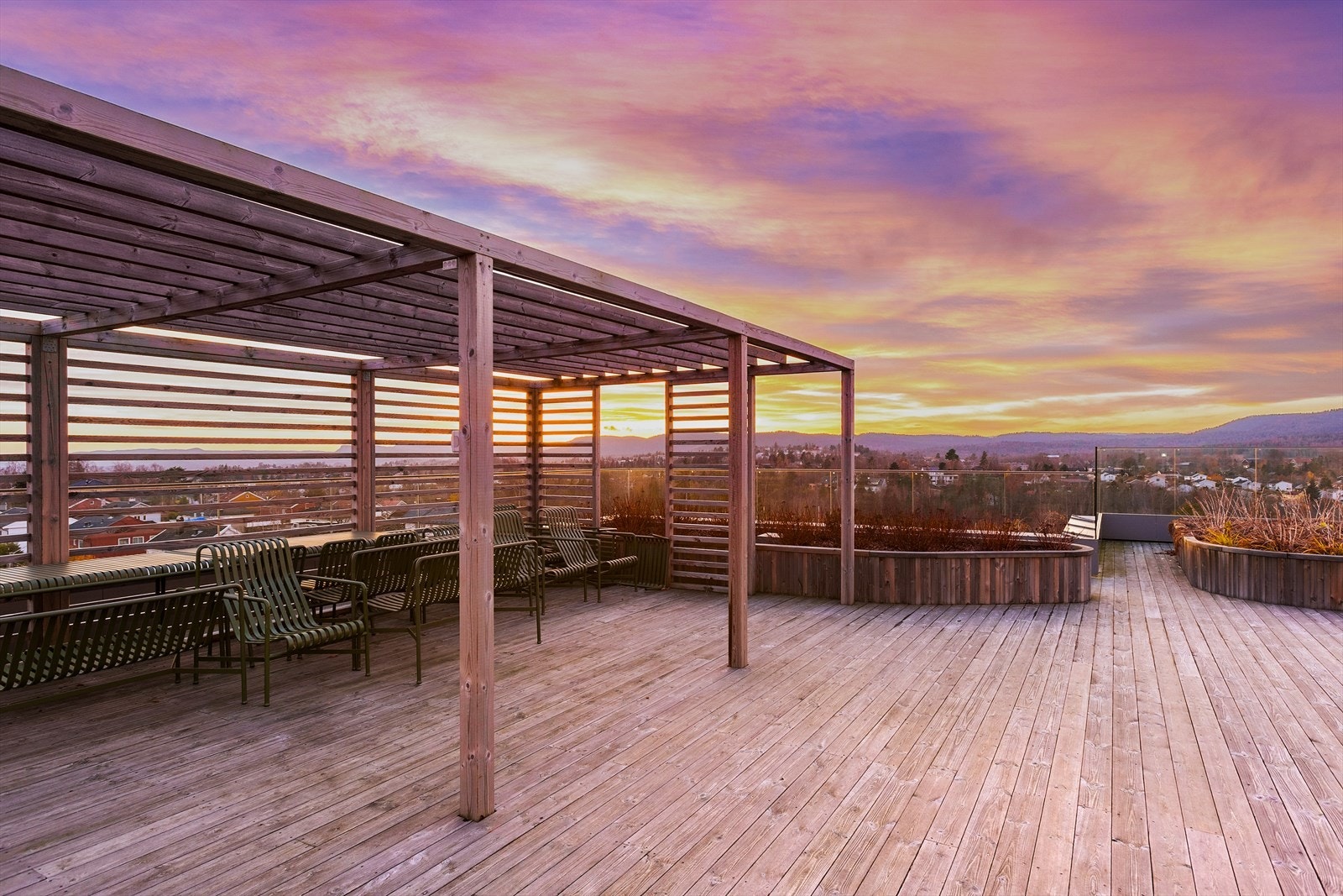 Det er heis direkte opp til borettslagets felles takterrasse som ligger to etasjer over leiligheten. Takterrassen er solrik med pergola og mange sittegrupper Galleribilde