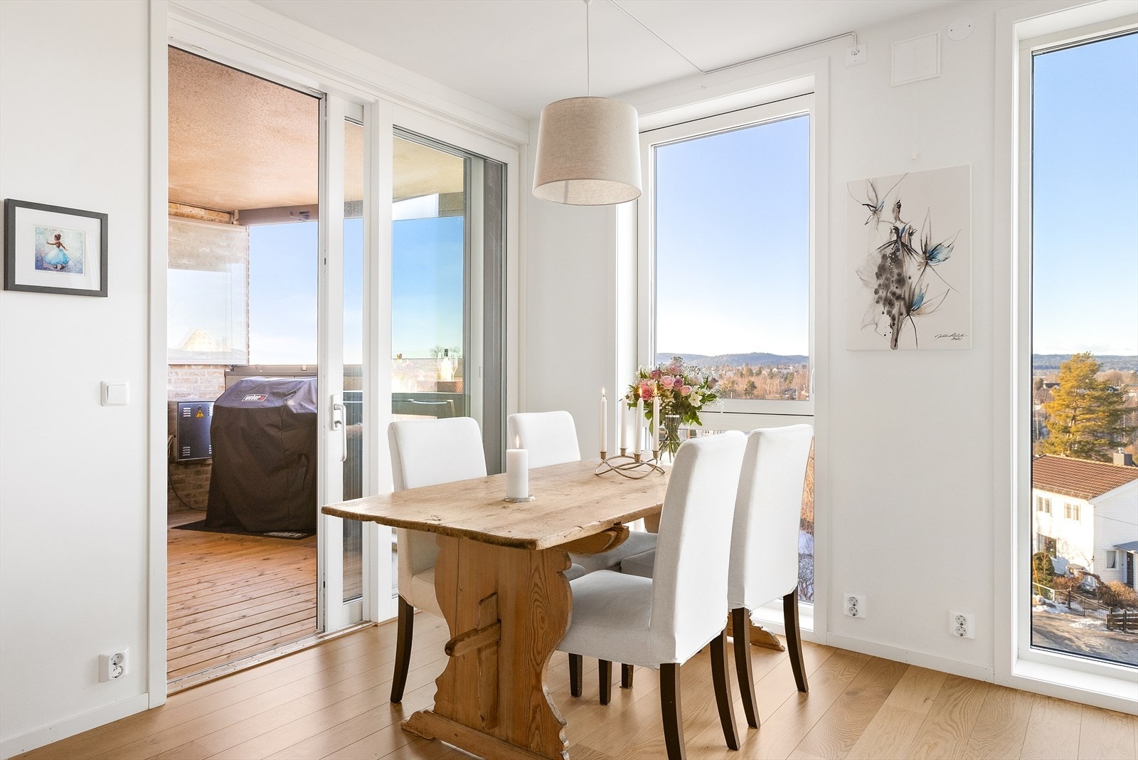 Via skyvedør er det utgang til en vestvendt balkong på ca. 9 kvm. Galleribilde