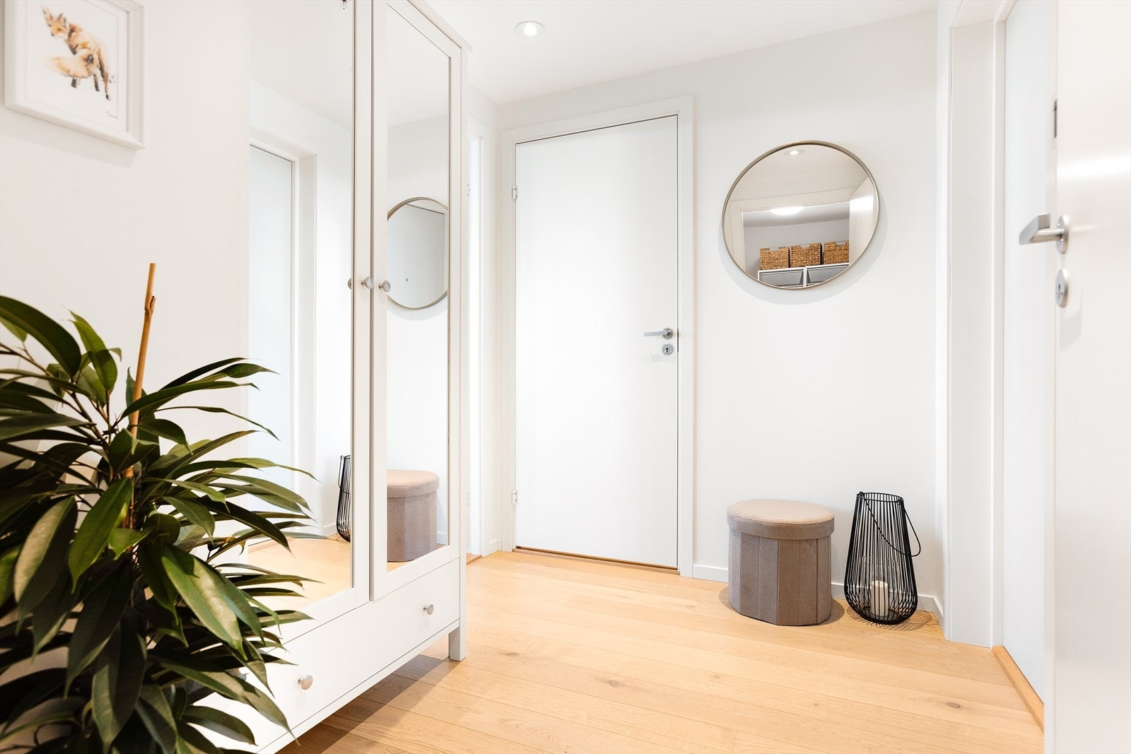 Entré med 1-stavs eikeparkett, vannbåren gulvvarme og downlightsbelysning Galleribilde