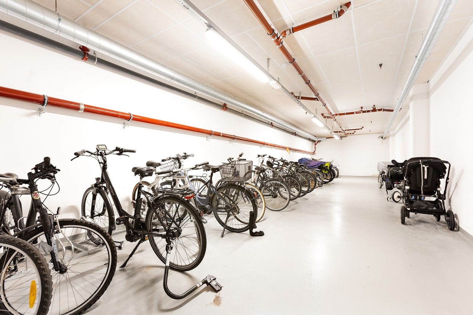 Praktisk, felles sykkelbod med liten "stasjon" for å vedlikeholde sykkelen Galleribilde