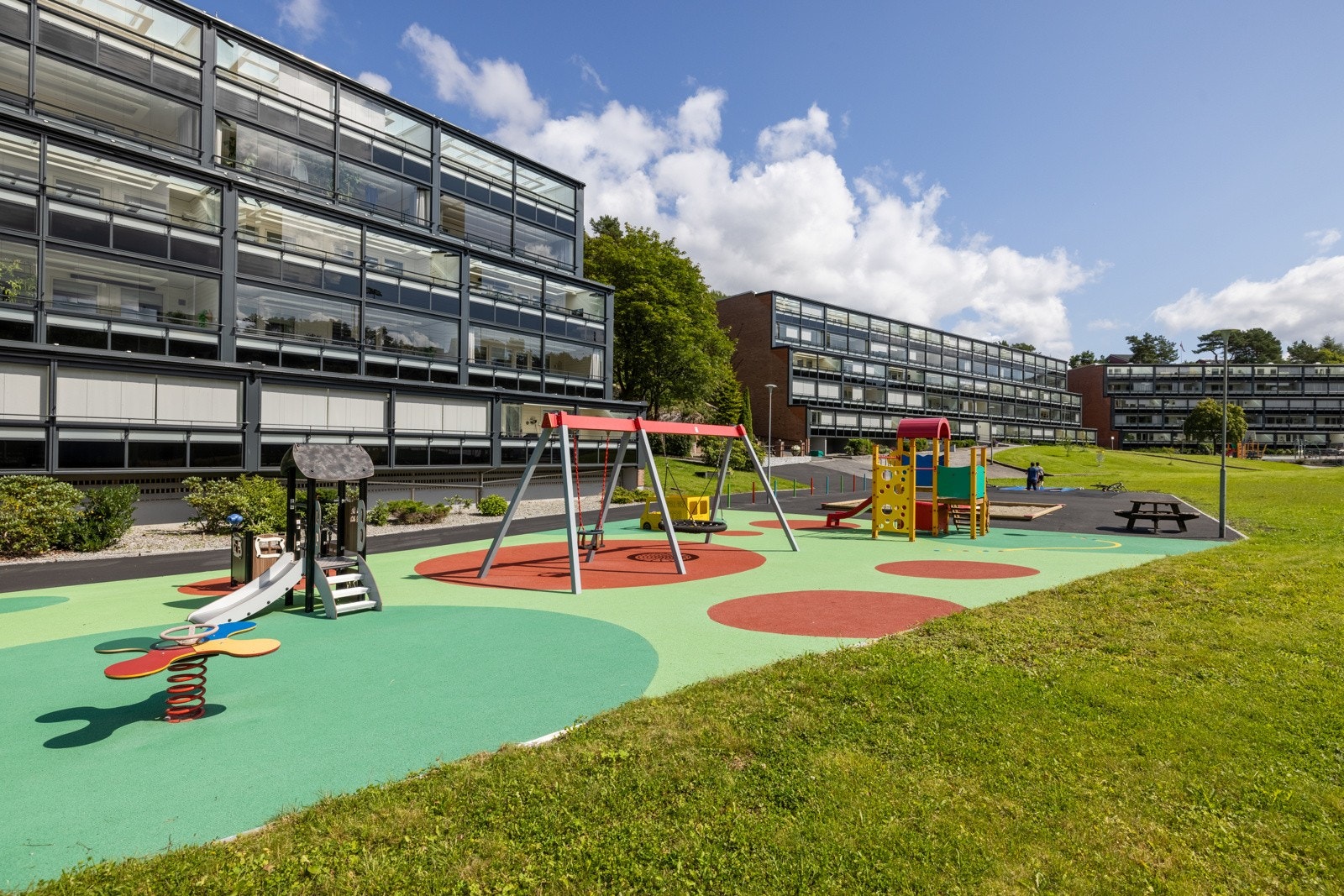 Her har borettslaget tilrettelagt med fine grøntområder, lekeplasser og attraktive uteområder. Galleribilde