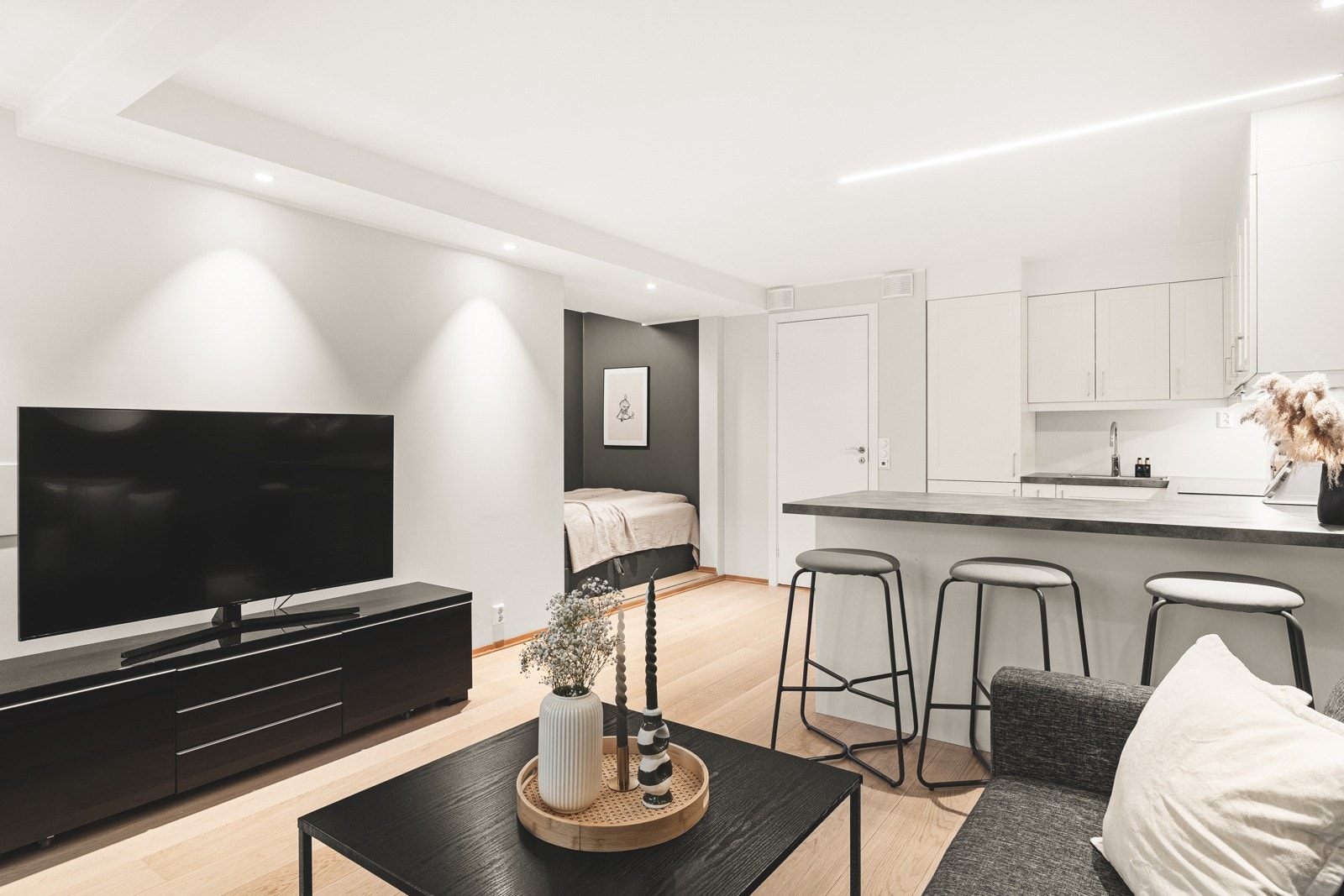 Fra stuen er det laget et eget innhukk til sovealkove, med god plass til en større seng. Galleribilde