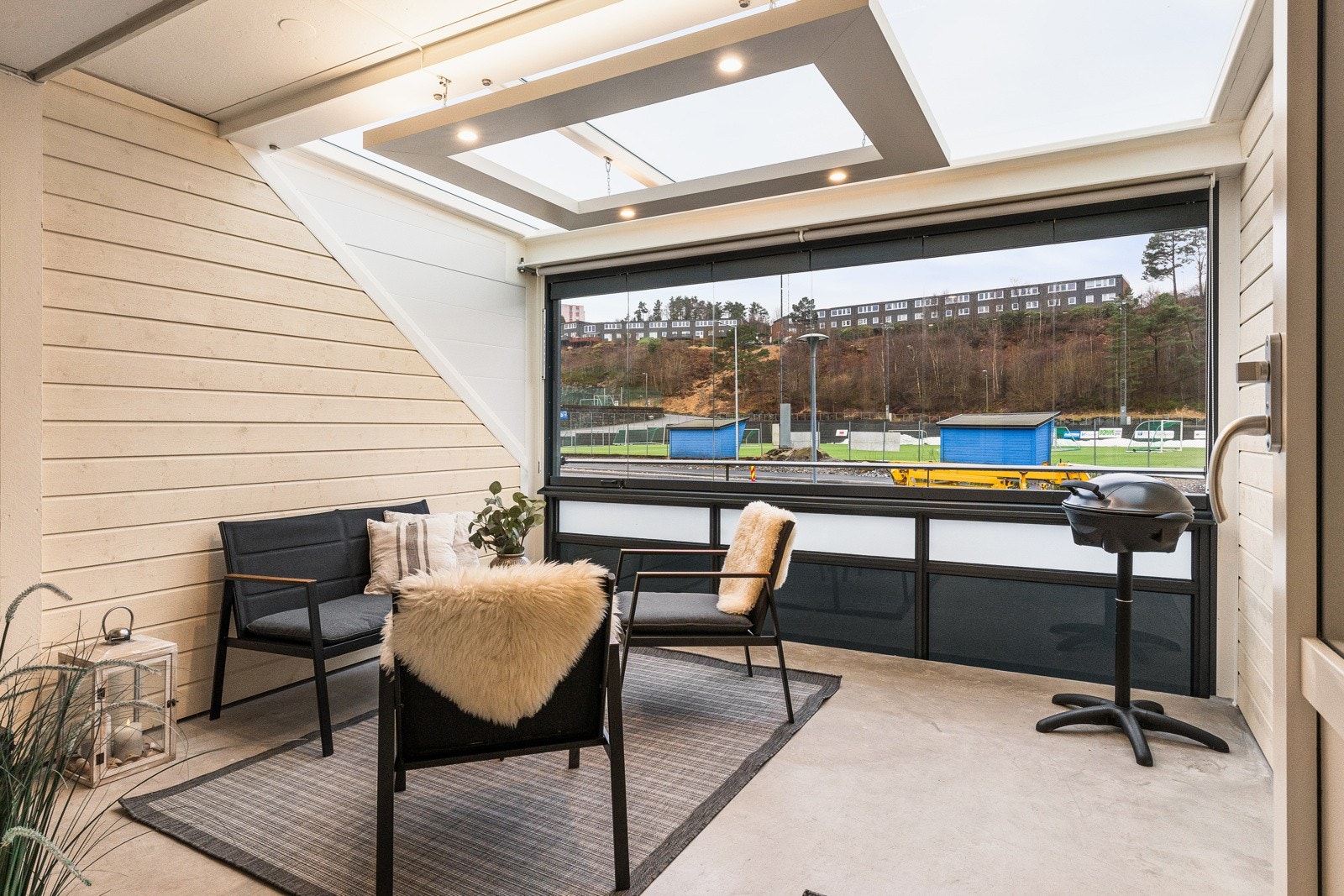 Fra stuen er det utgang til en innglasset balkong på 13,5 kvm. Galleribilde