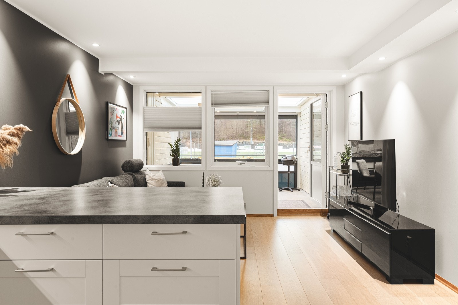 En lekker, moderne åpen stue og kjøkkenløsning på 24,8 kvm. Galleribilde