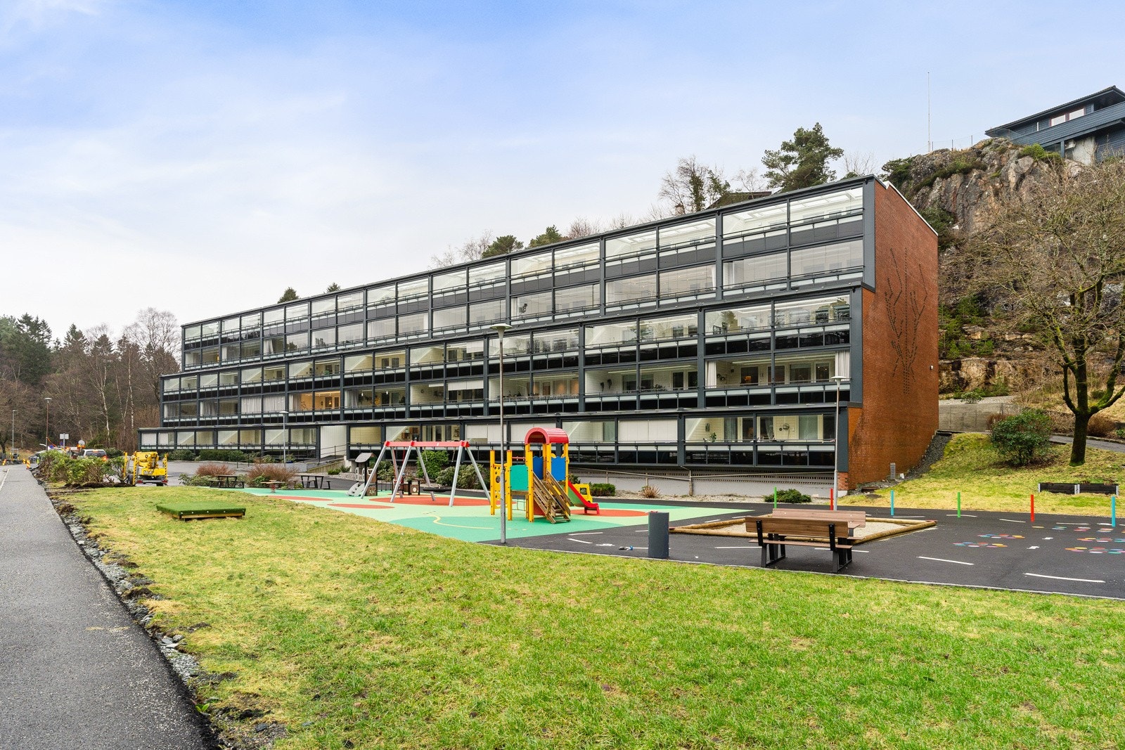 Like utenfor døren finner man en rekke lekeplasser, store grøntareal og idrettsanlegg. Galleribilde