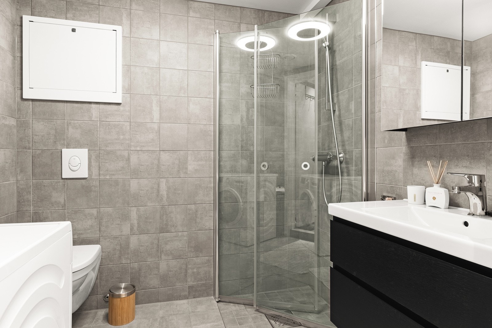 Lekkert, helfliset baderom fra 2020 med svært fine kvaliteter. Galleribilde