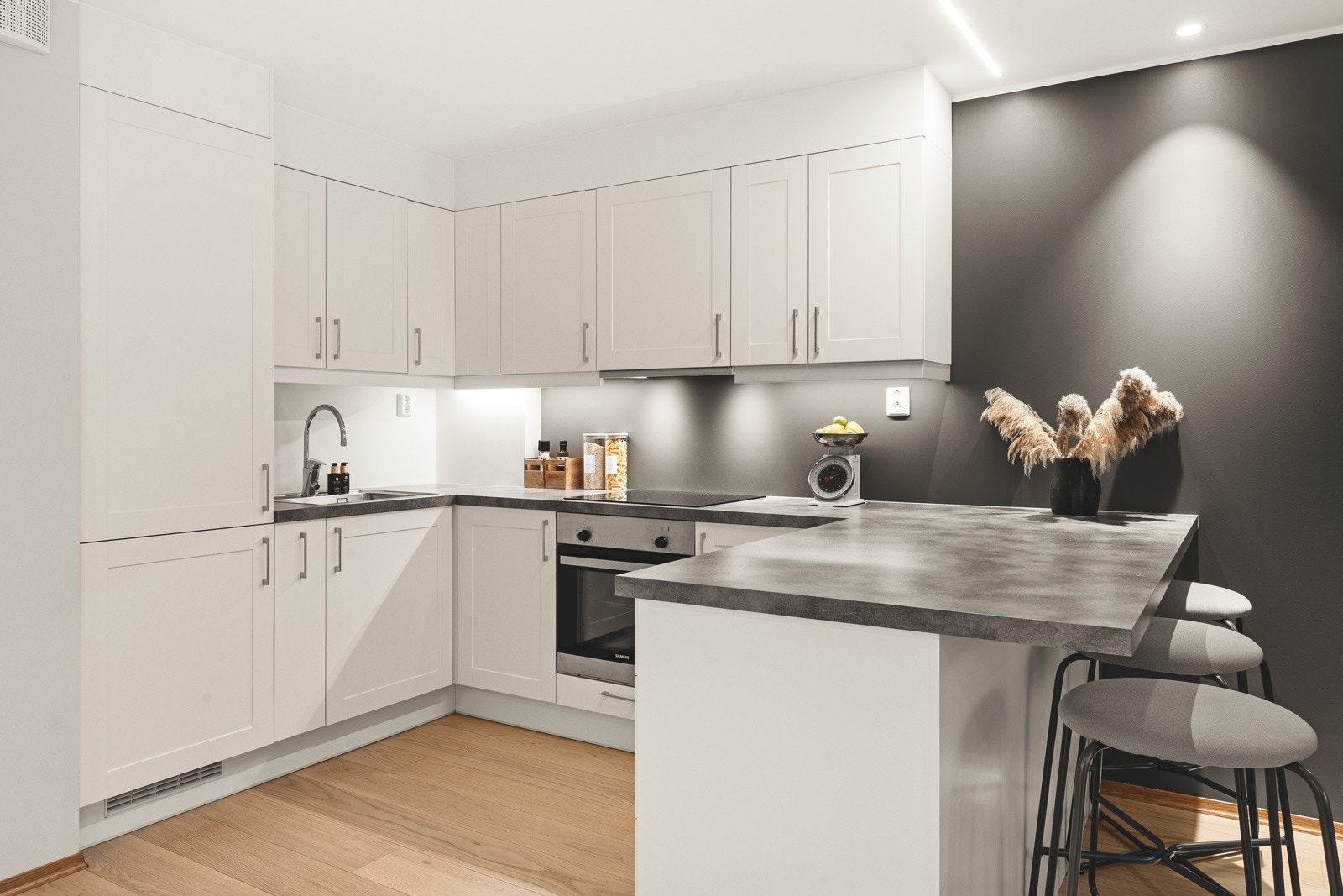 Leiligheten har et moderne, tidløst kjøkken fra 2020. Galleribilde