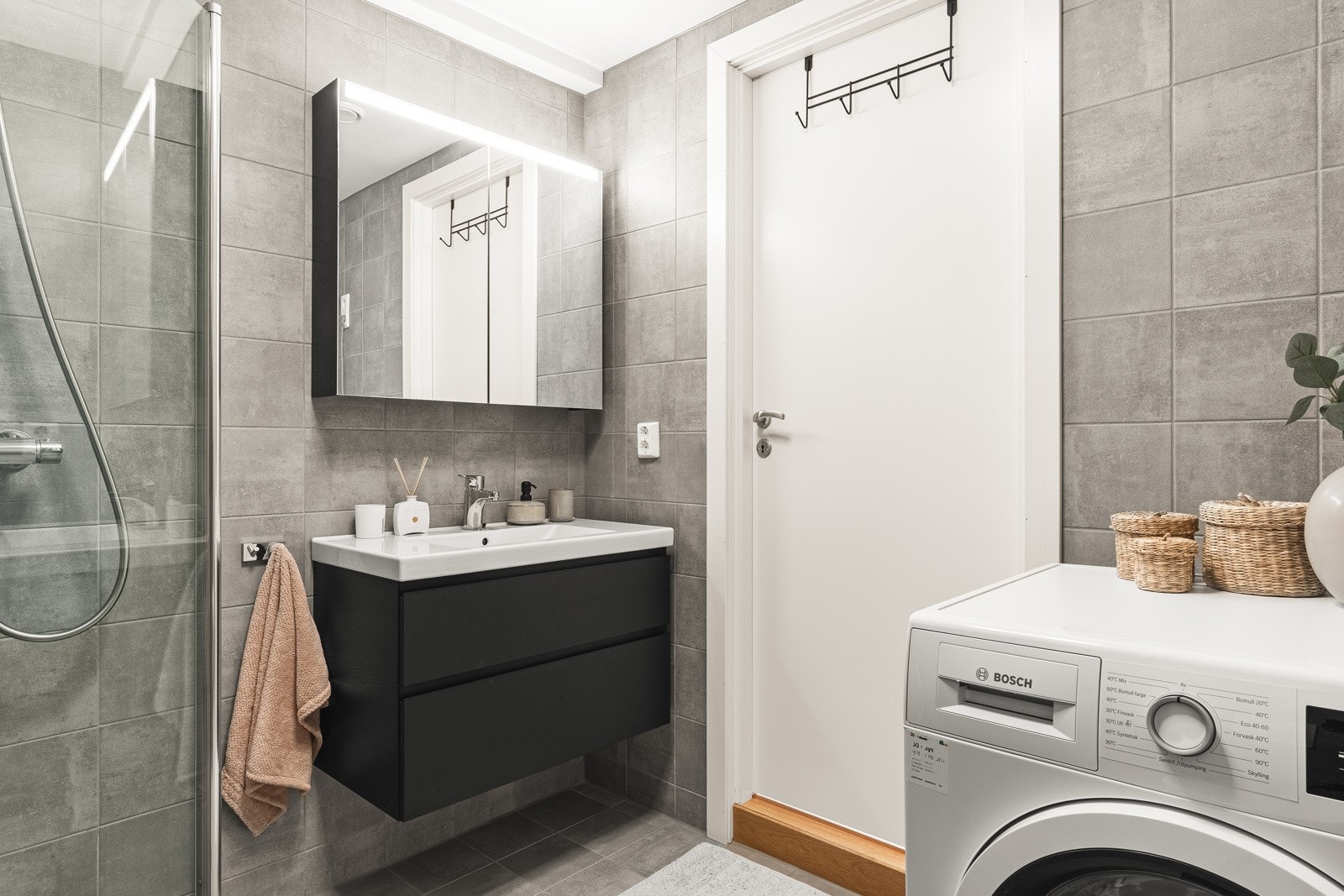 På badet er det også opplegg for vaskemaskin. Galleribilde