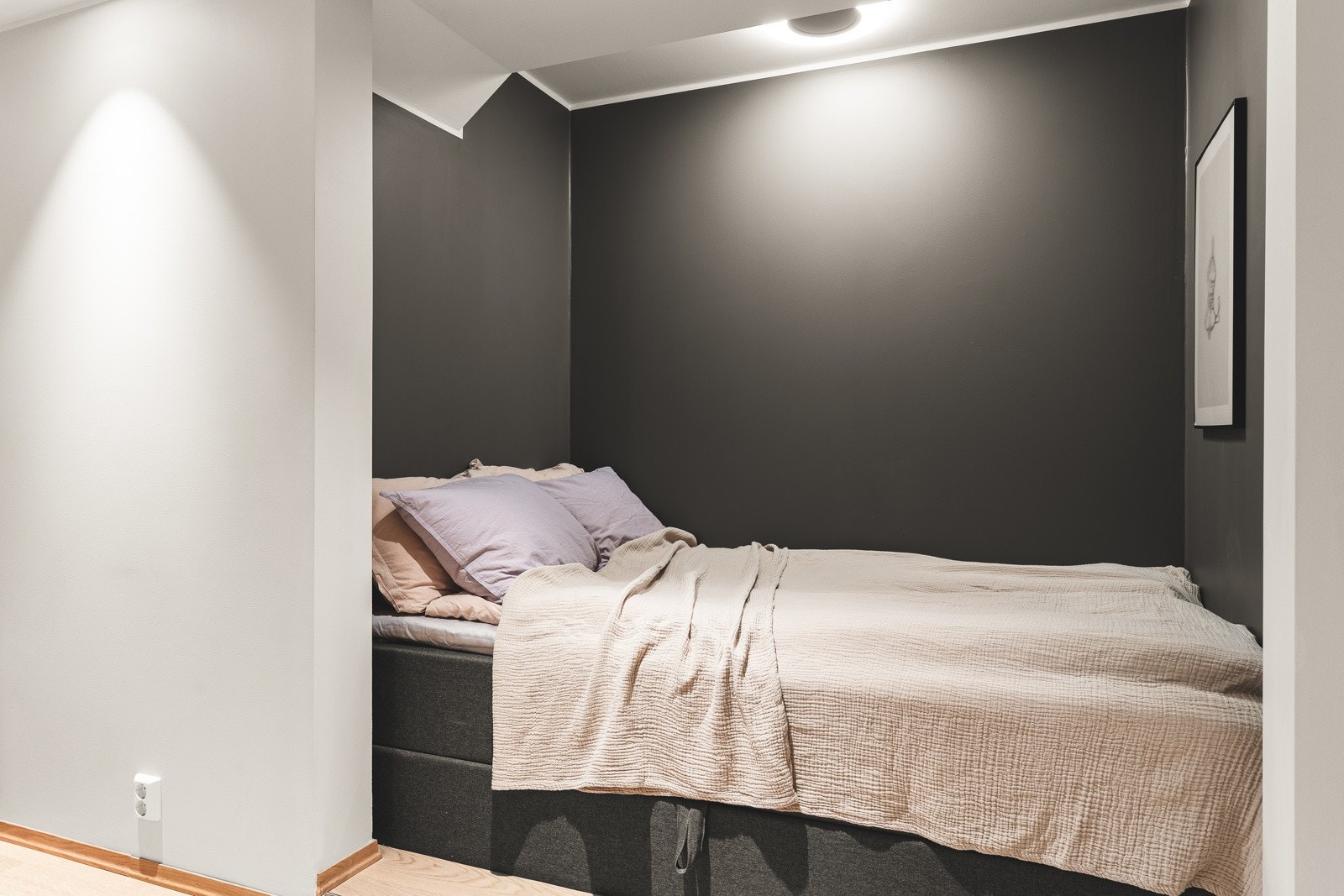 Dagens eier har valgt praktiske løsninger for oppbevaring, under sengen har du god oppbevaringsplass. Galleribilde