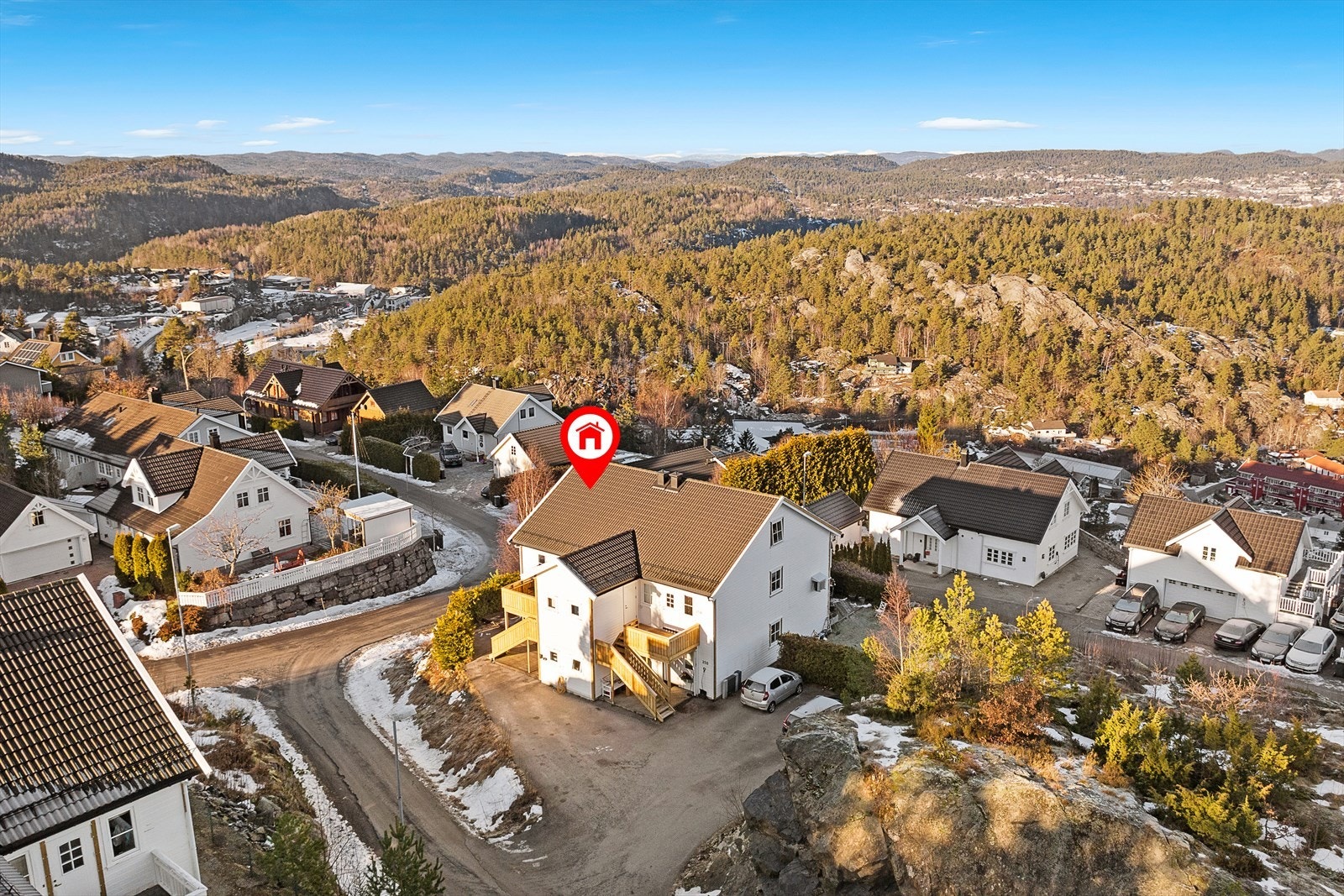 Det er gode bussforbindelser fra nærliggende holdeplass og kun ca. 3,5 km fra Kragerø sentrum. Det er også kort vei til idrettshall, Kragerø videregående skole, bensinstasjon, butikk m.m. Galleribilde