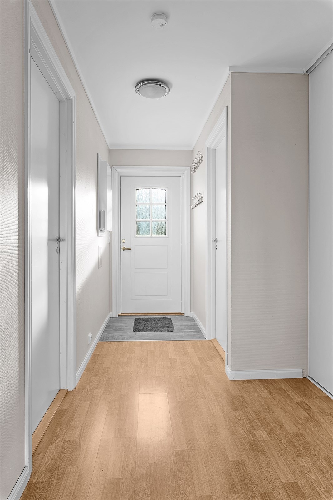 Velkommen inn! Entré/gang har romslig garderobe løsning, og adkomst til uinnredet loftsetasje. Galleribilde