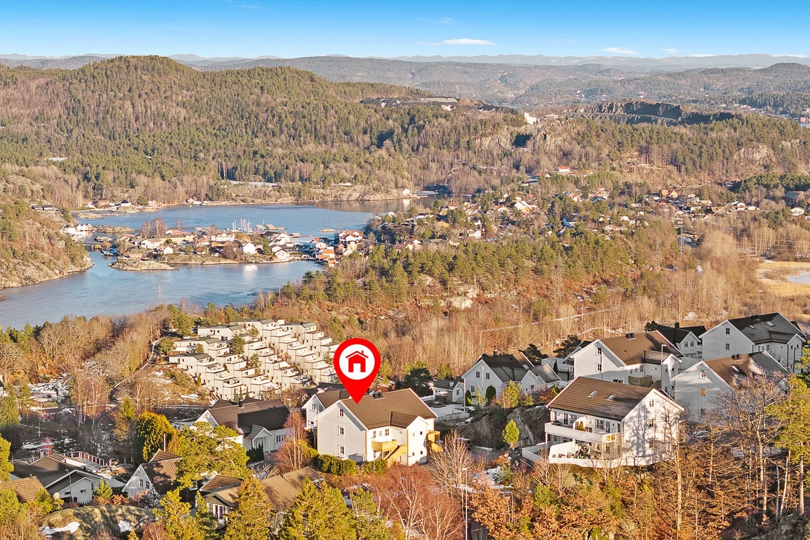 Utsiktspunktene på Sjåen og Storkollen ligger kun noen minutters gange fra eiendommen, og kan by på fine naturopplevelser med flott utsikt over skjærgården. Galleribilde