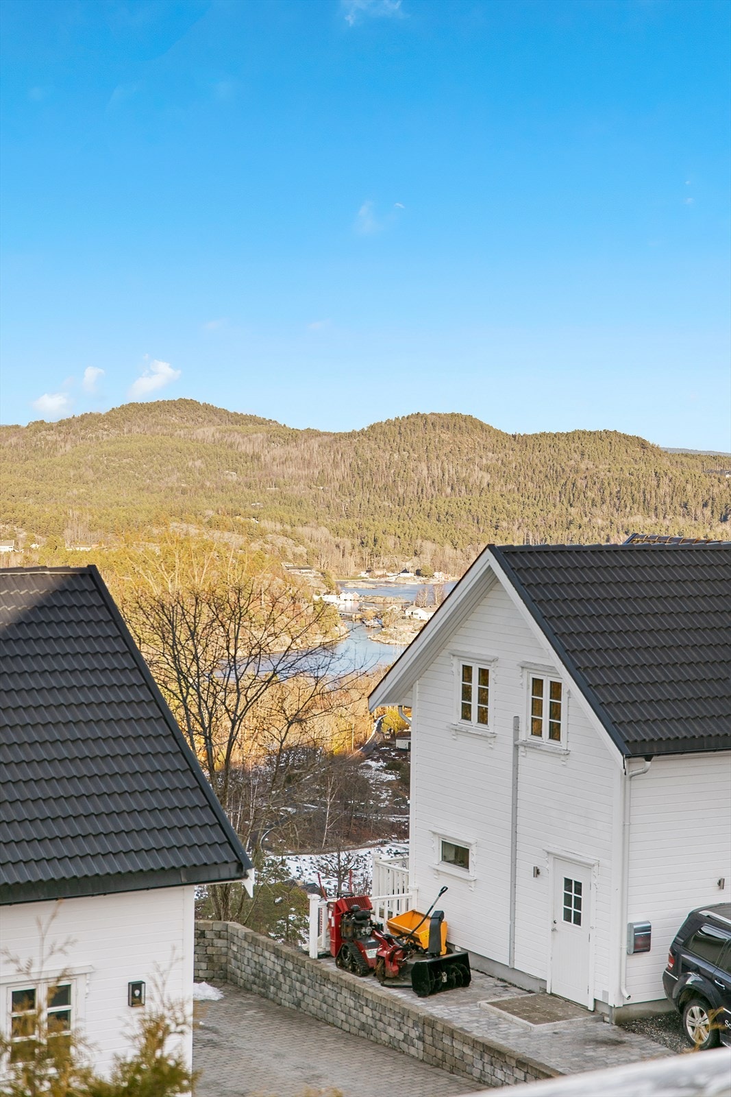 På vinterstid er det noe utsikt til Indre Kalstadkilen. Galleribilde