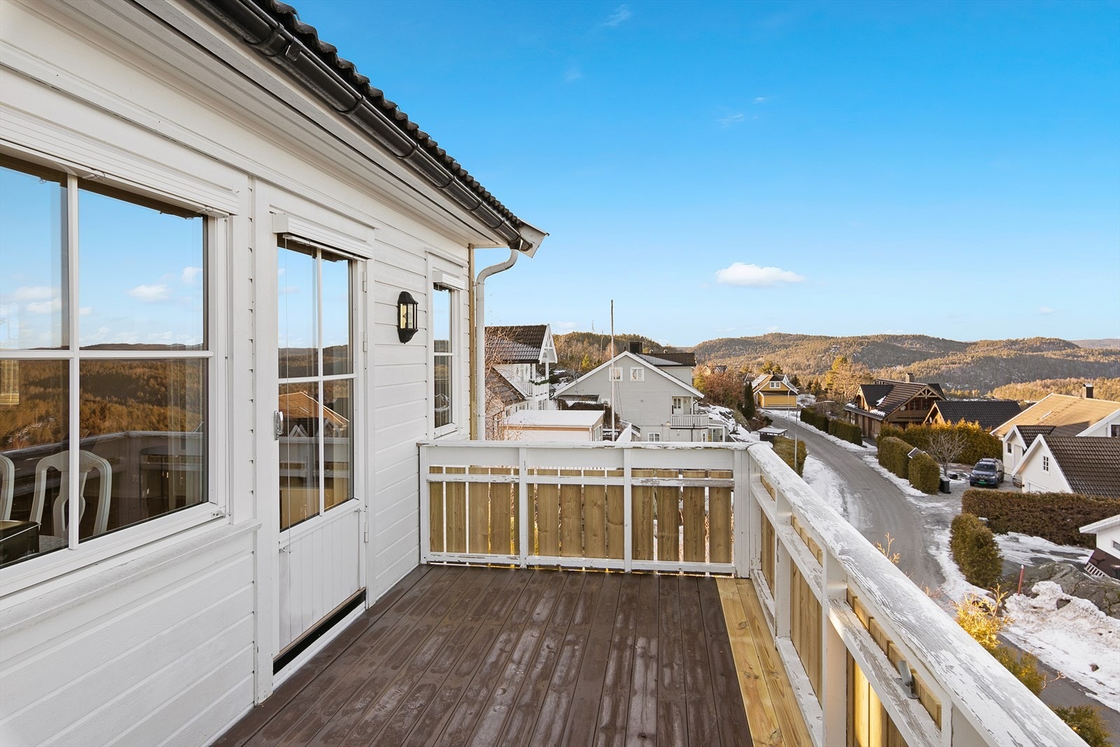 Herfra er det utsikt mot skogkledde fjell, og du kan skimte Lifjell i det fjerne. Galleribilde