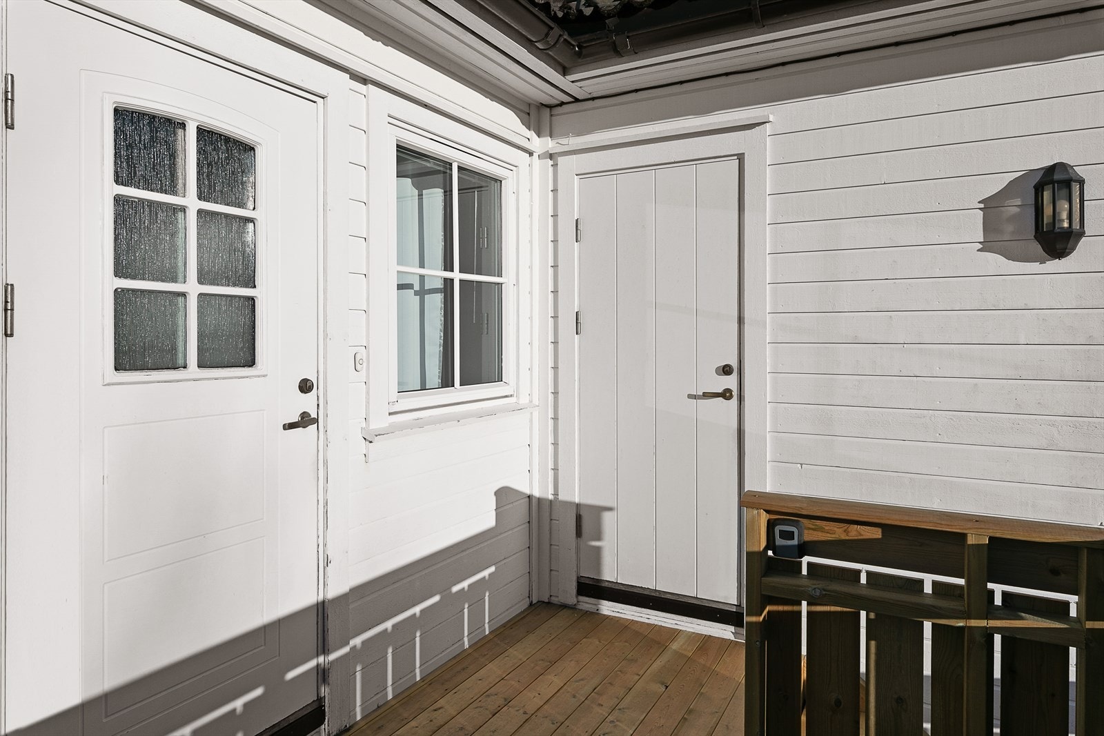 Leiligheten består av entré/gang, åpen stue- og kjøkkenløsning, bad, og 2 soverom. Det er i tillegg bod med utvendig adkomst, samt uinnredet loftsetasje. Galleribilde