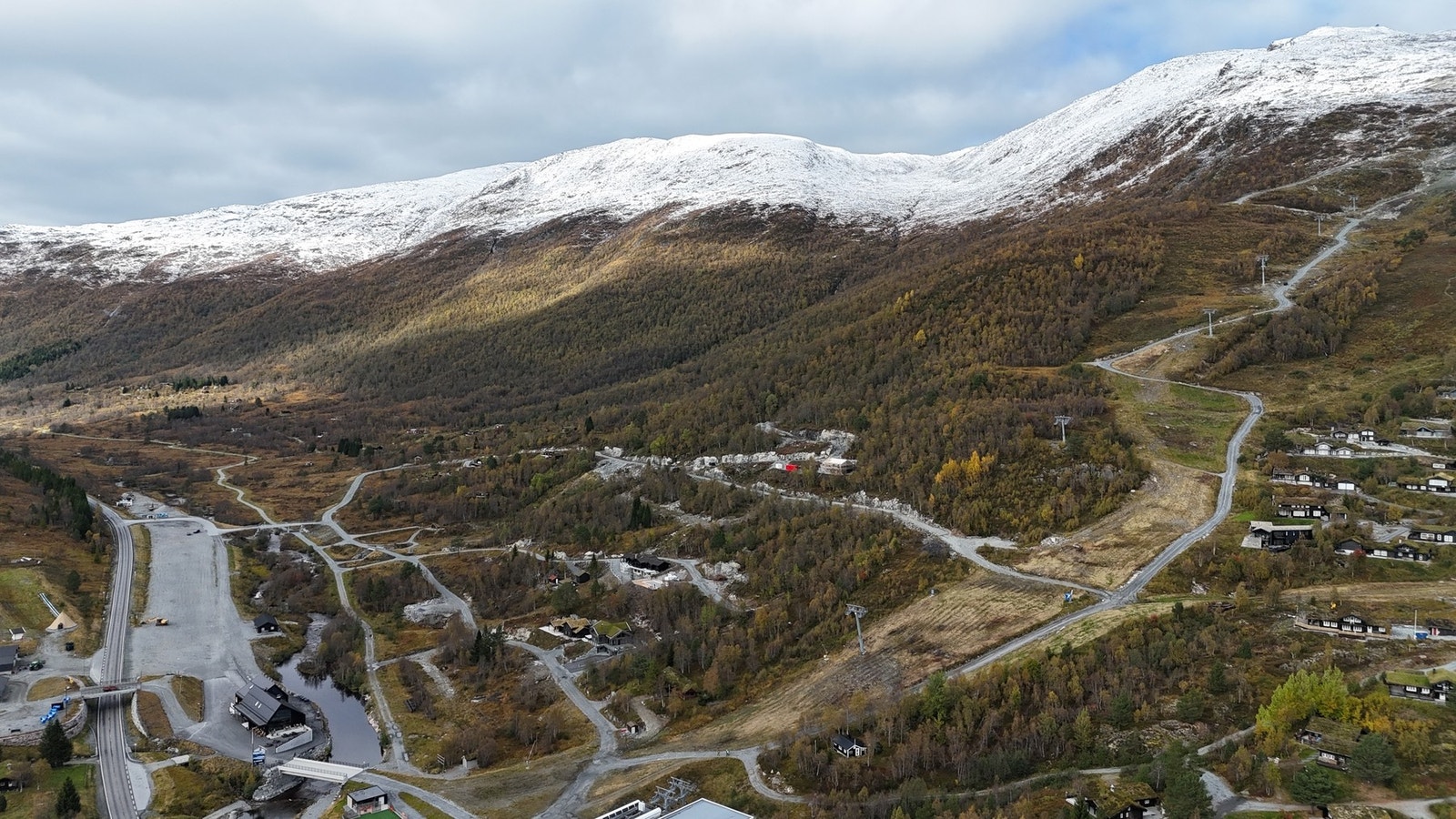 Sørvendt beliggenhet med ski-in/ski-out fra Roaldsheisa. Galleribilde