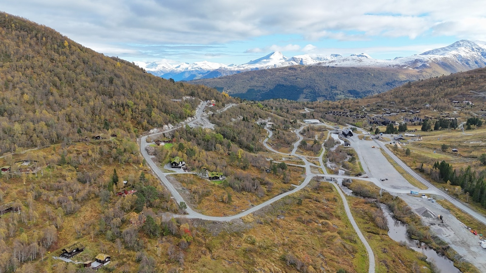 Fra Strandafjellet er det cirka fem minutters kjøring til Stranda sentrum med de fleste servicetilbud, herunder dagligvarebutikker, spisesteder, apotek og vinmonopol. Galleribilde