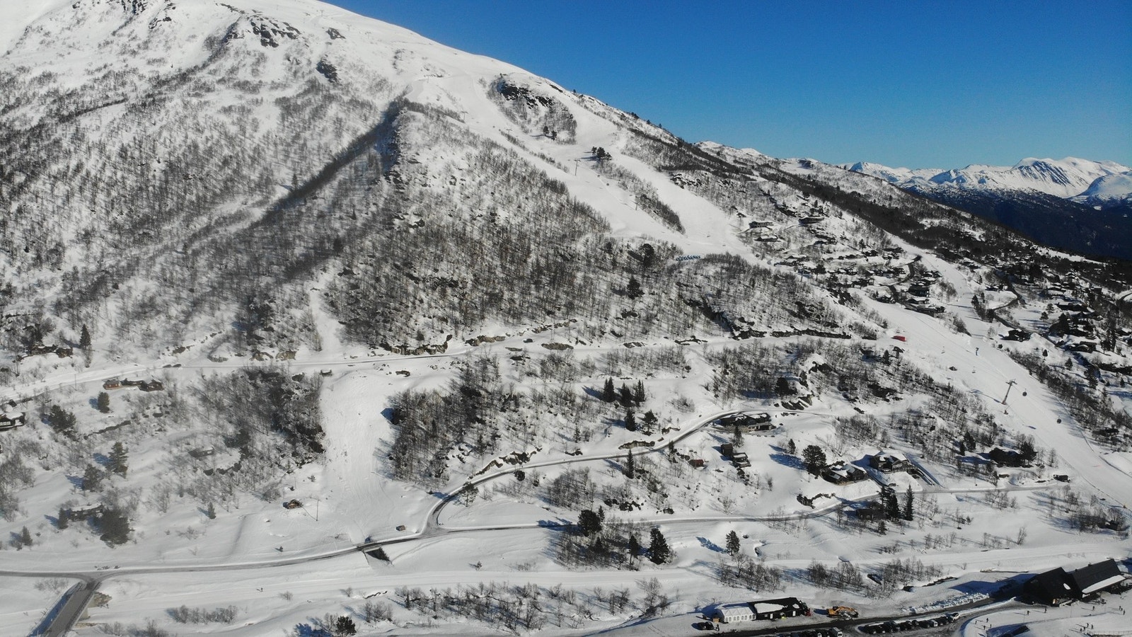 Strandafjellet byr på syv skiheiser, skibånd, barnepark, terrengpark, totalt 18 nedfarter og et frikjøringsområde helt i Norgestoppen. Like nedenfor tomteområdet finnes de preparerte langrennsløypene på 25 km, inkludert lysløypen på 3 km. Galleribilde