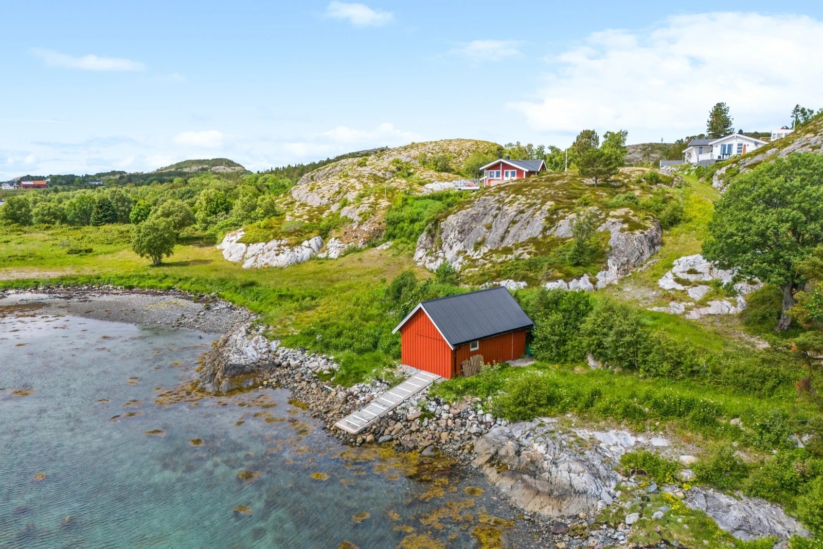Oversiktsbilde med naust Galleribilde