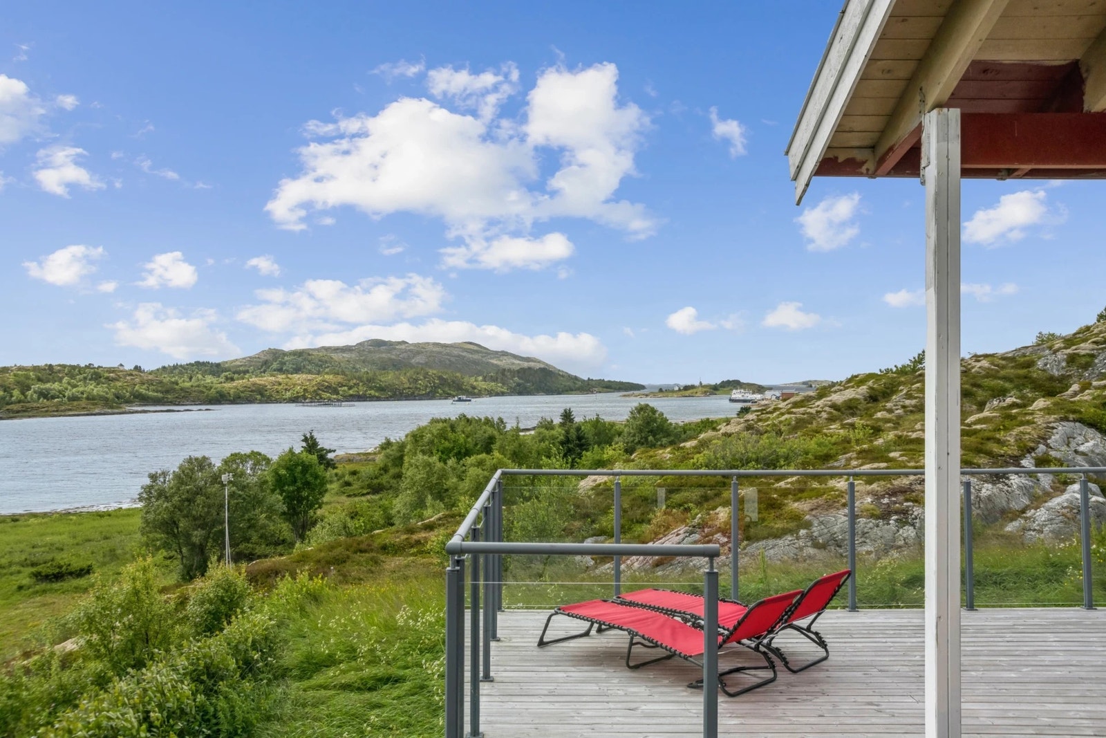 Utsikt fra terrasse mot vest og Nærøya Galleribilde