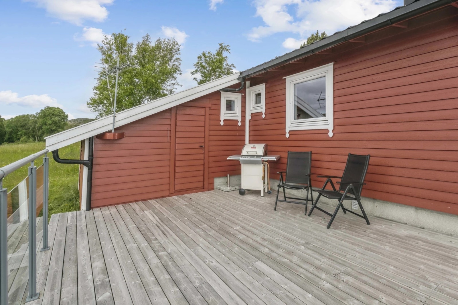 Terrasse 2 med inngang til utvendig bod/snekkerverksted og kjeller Galleribilde