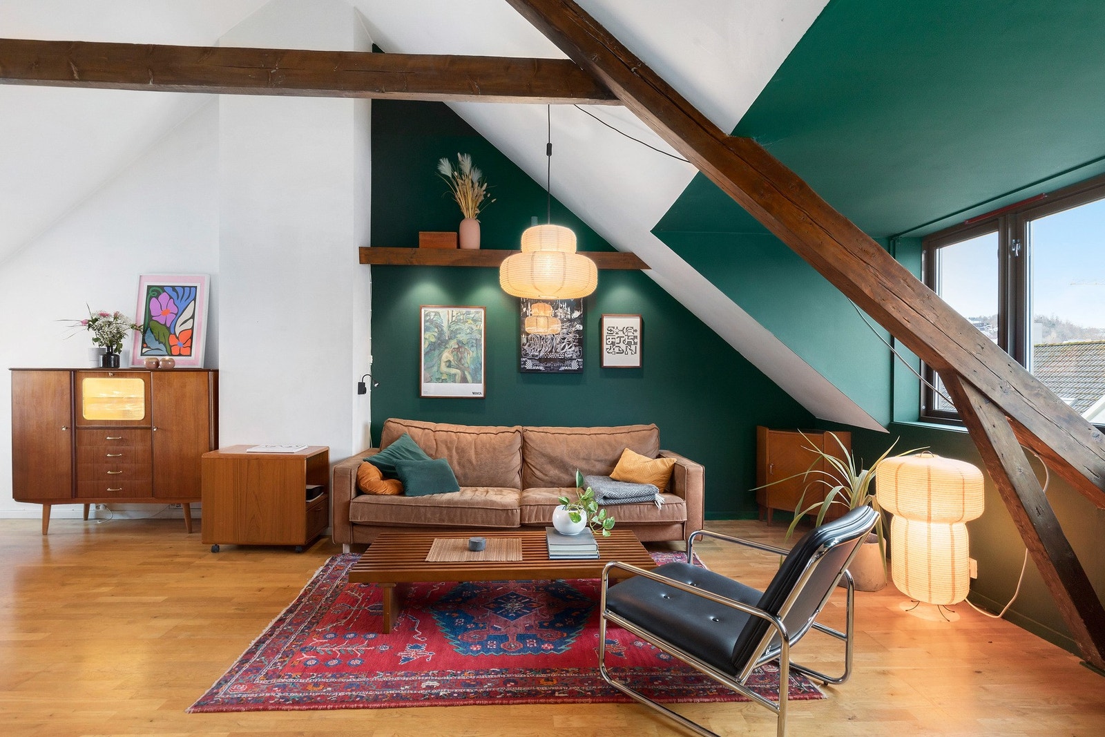 Stuen har en svært luftig og god takhøyde Galleribilde