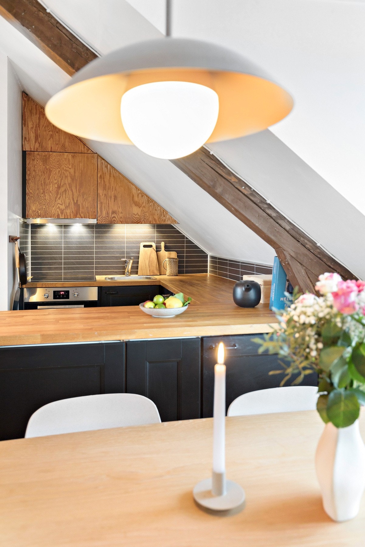 Lang benkeplate sørger for masse arbeidsplass Galleribilde