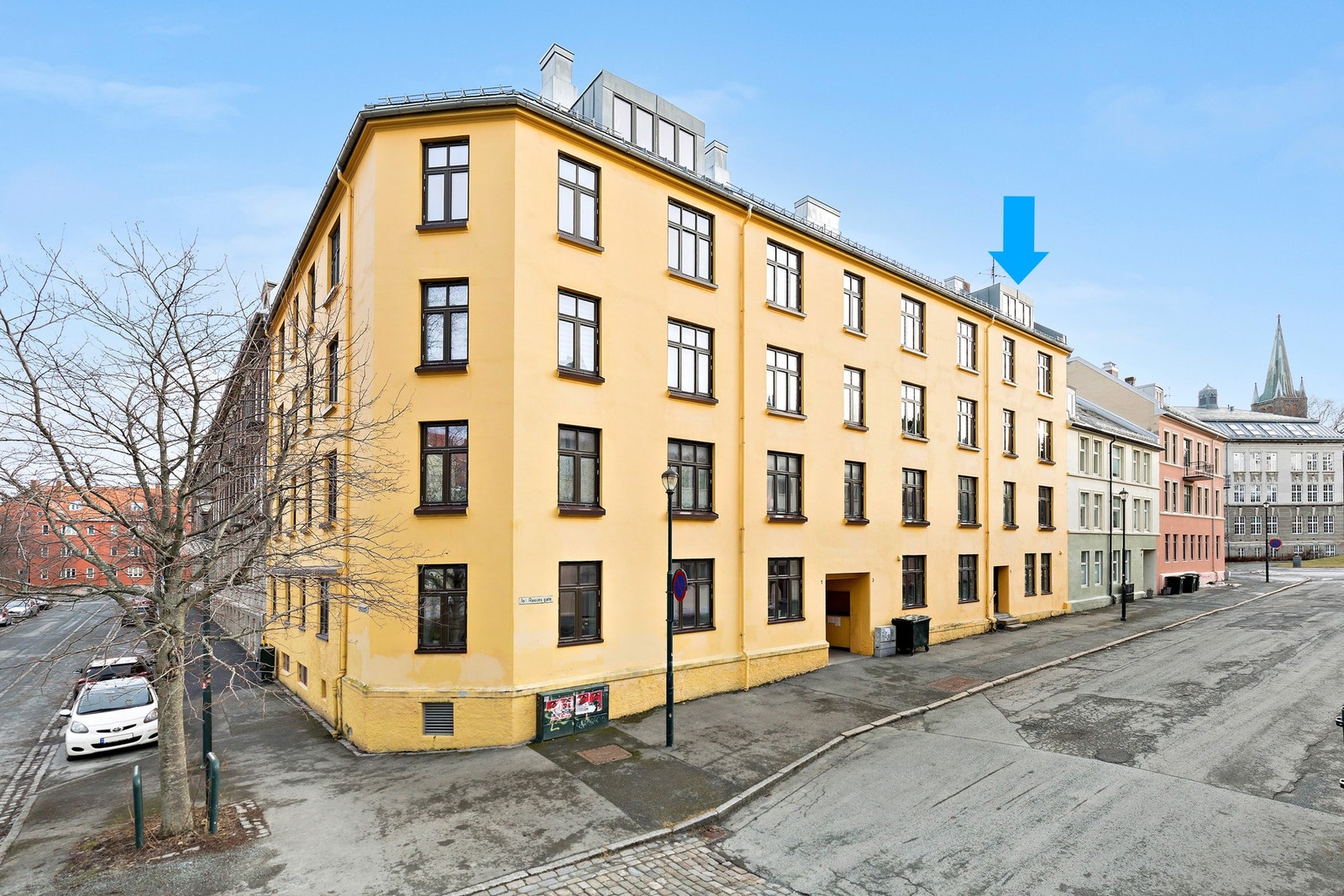 Bo urbant på trivelige Lademoen i denne flotte og sentrumsnære bygården med nærhet til både butikker, restauranter, bussholdeplass, parker og mye mer. Sonepakering like utenfor. Galleribilde