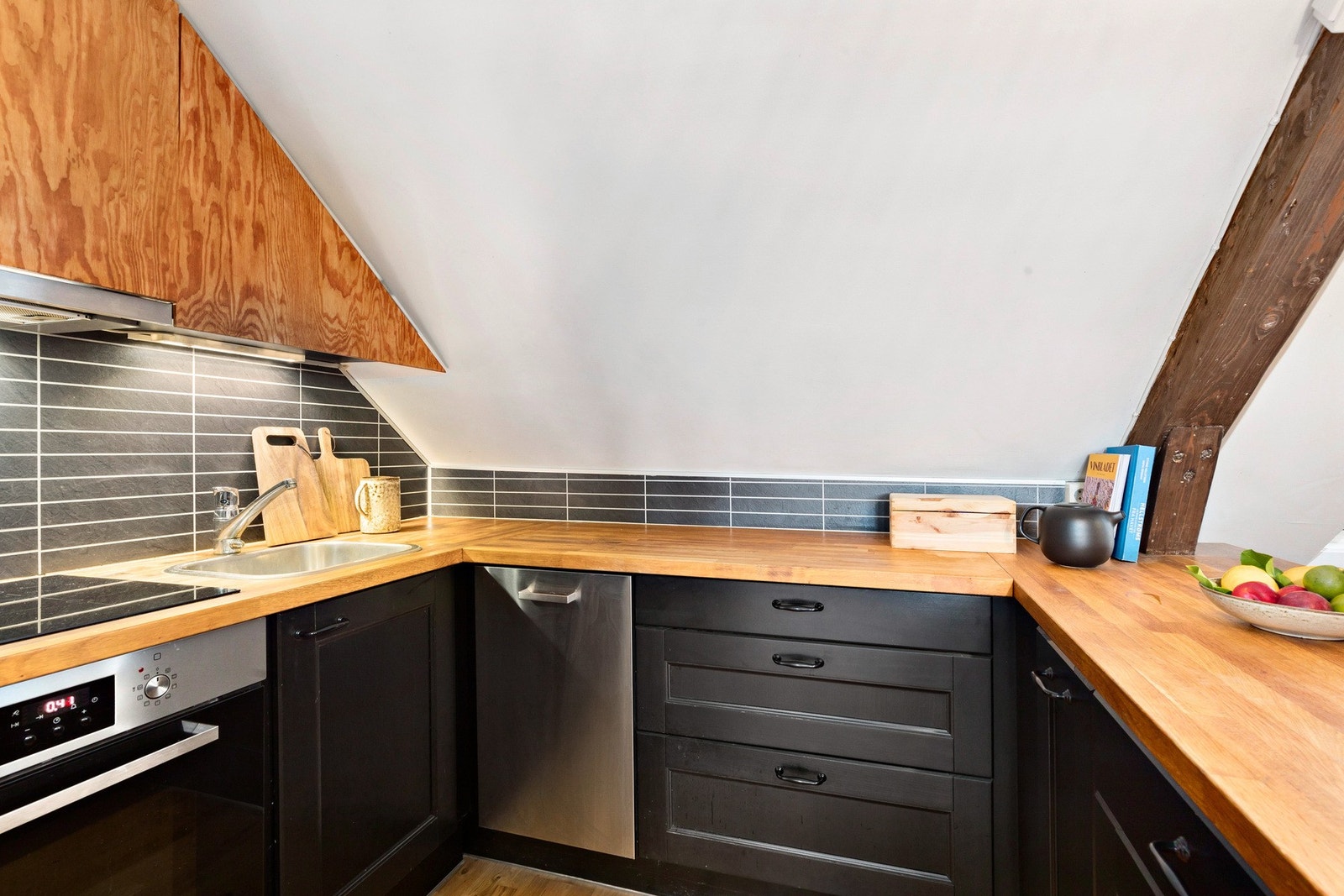 Kjøkken fra 2012 med integrerte hvitevarer og overskap fra 2020 Galleribilde